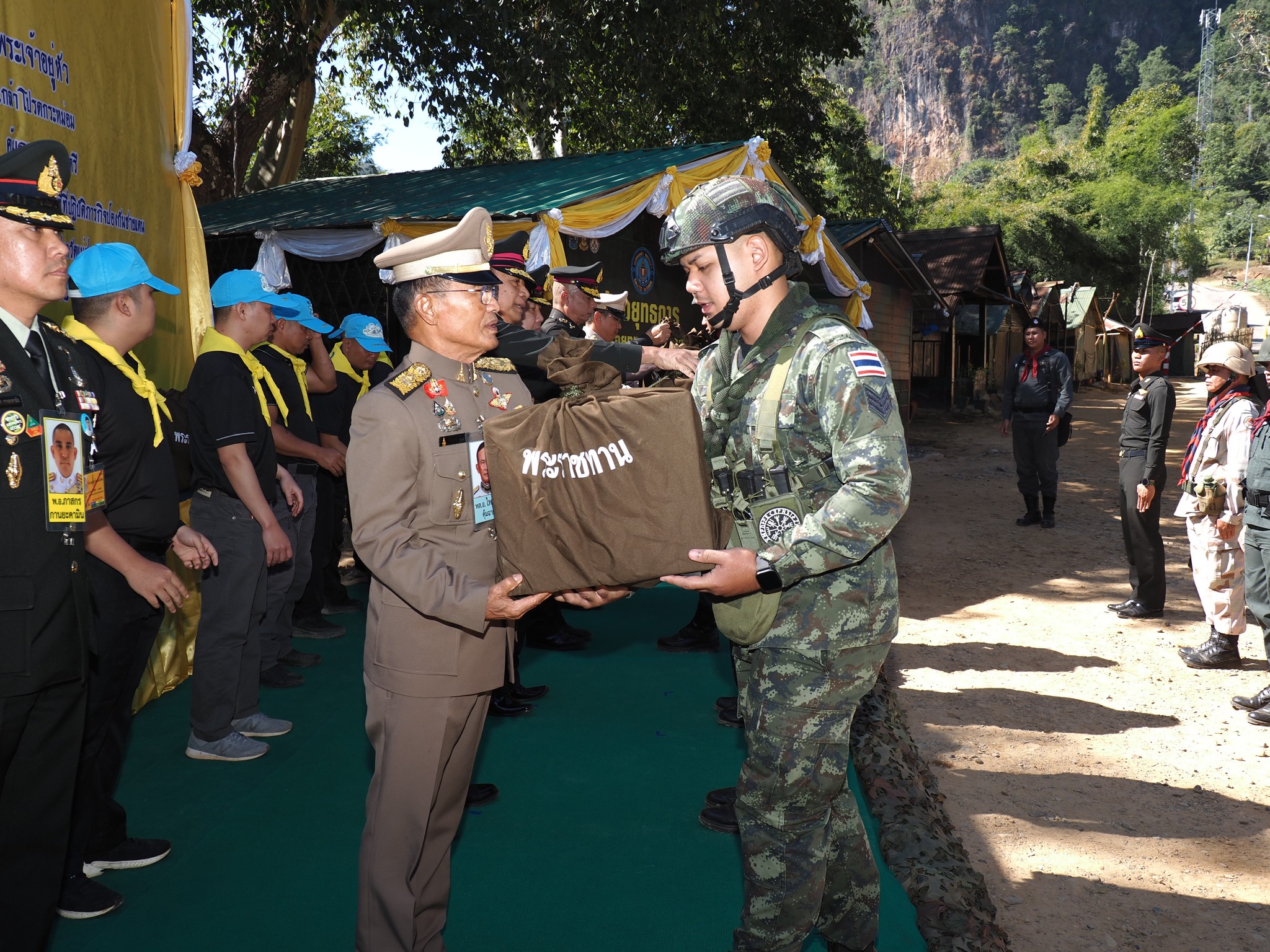 พระบาทสมเด็จพระเจ้าอยู่หัว ทรงพระกรุณาโปรดเกล้าฯ ให้องคมนตรี เชิญสิ่งของพระราชทาน มอบแก่เจ้าหน้าที่ที่ปฏิบัติภารกิจ กองกำลังชายแดน ณ ฐานปฏิบัติการบ้านจ่าโบ่ อำเภอปางมะผ้า จังหวัดแม่ฮ่องสอน