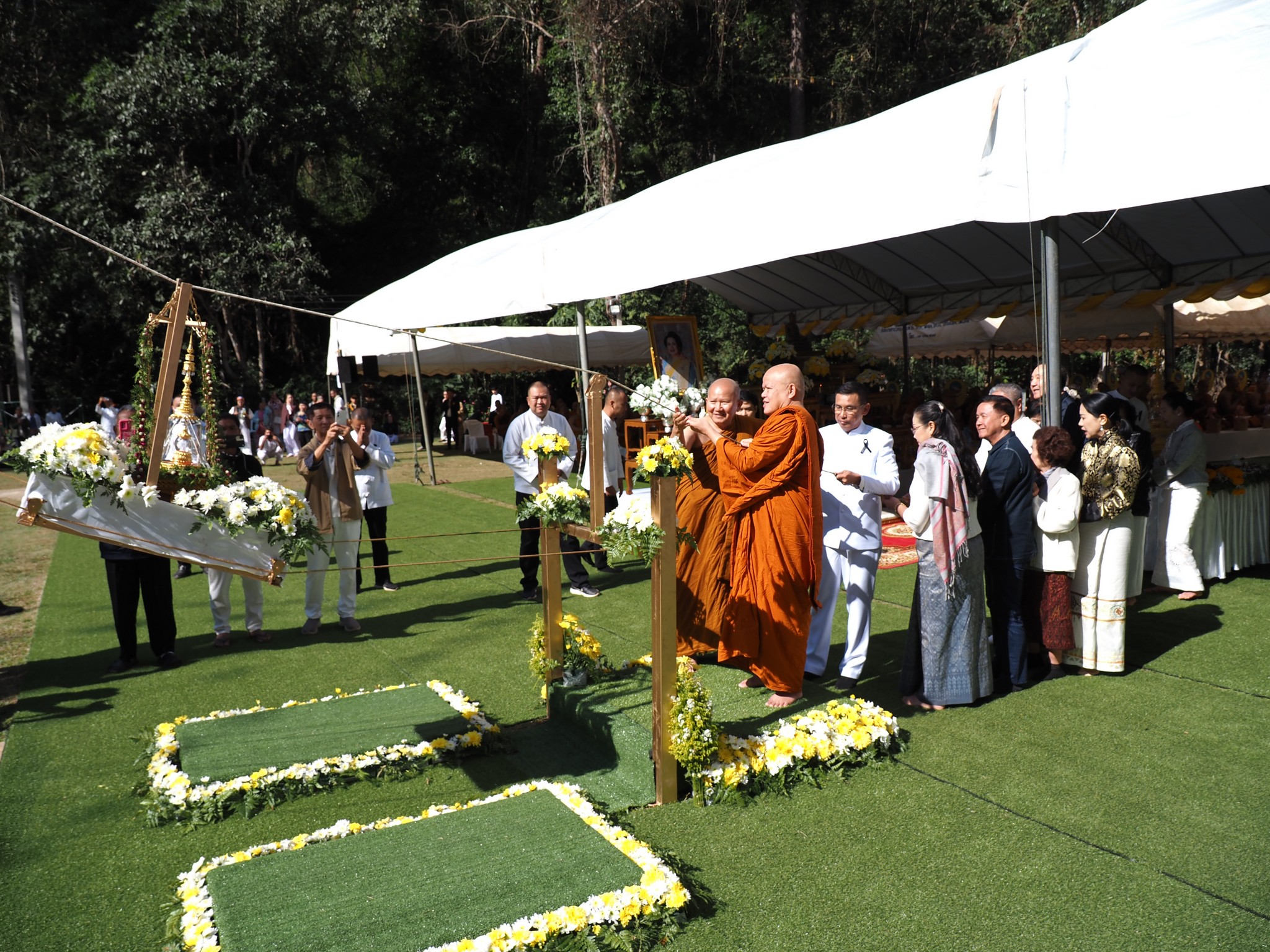 ผู้ว่าราชการจังหวัดแม่ฮ่องสอน เป็นประธานพิธีบำเพ็ญพระกุศลถวายพระราชกุศลแด่ สมเด็จพระนางเจ้าสิริกิต์ พระบรมราชินีนาถ พระบรมราชชนนีพันปีหลวง และพิธีบรรจุพระบรมสารีริกธาตุ ณ วัดป่าถ้ำวัว