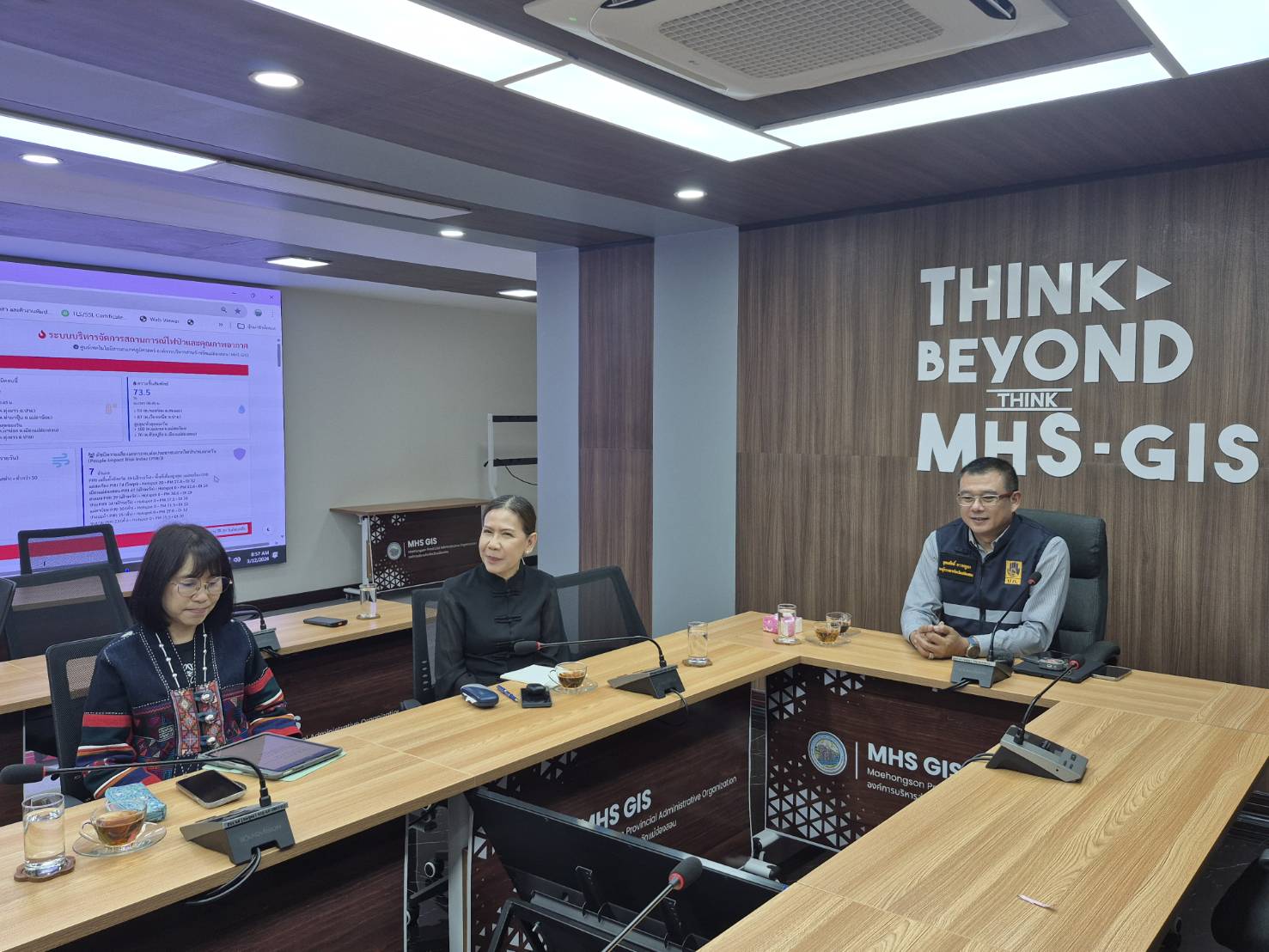 รองผู้ว่าราชการจังหวัดแม่ฮ่องสอน ติดตามการนำเสนอระบบการบริหารจัดการสถานการณ์ไฟป่าและคุณภาพอากาศ &nbsp;ซึ่งพัฒนาขึ้นภายใต้ระบบ &ldquo;คัมภีร์แม่ฮ่องสอน&rdquo; โดยศูนย์เทคโนโลยีสารเทศภูมิศาสตร์ (GIS) องค์การบริหารส่วนจังหวัดแม่ฮ่องสอน