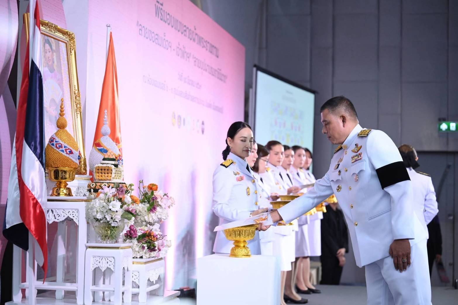 รองผู้ว่าราชการจังหวัดแม่ฮ่องสอน ร่วมพิธีมอบแบบลายผ้าพระราชทาน ปี 2569 ลายขอสมเด็จฯ-เจ้าฟ้าฯ" และ ผ้าลายบุปผาบรมราชินีนาถ"&nbsp;