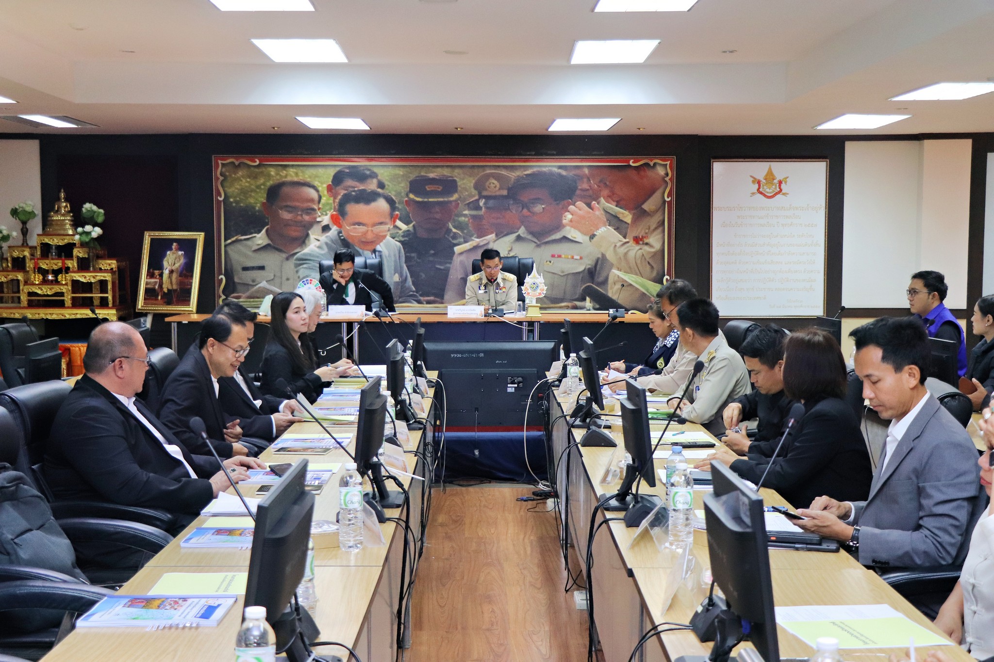 ผู้ว่าราชการจังหวัดแม่ฮ่องสอน ให้การต้อนรับ นายปวิณ ชำนิประศาสน์ พร้อมคณะฯ และร่วมการประชุมปรึกษาหารือแนวทางการดำเนินโครงการ &ldquo;ด้วยจงรักและภักดี&rdquo; สร้างประโยชน์ให้ชุมชน ประชาชนมีความสุข