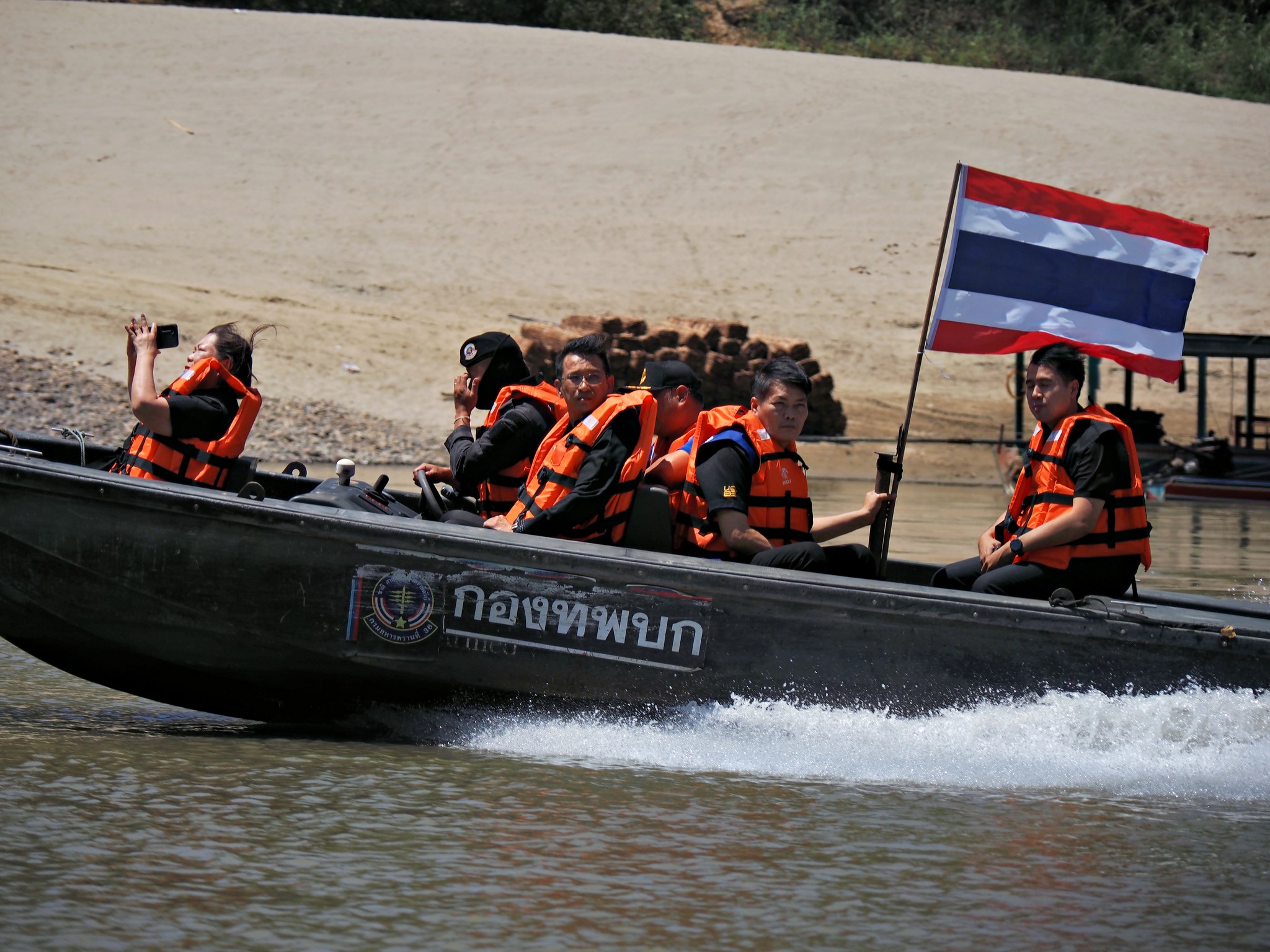 ผู้ว่าราชการจังหวัดแม่ฮ่องสอน ลงพื้นที่ติดตามสถานการณ์คุณภาพน้ำแม่น้ำสาละวิน พร้อมทั้งติดตามปัญหาผลกระทบที่เกิดขึ้นในพื้นที่ อำเภอสบเมย จังหวัดแม่ฮ่องสอน&nbsp;
