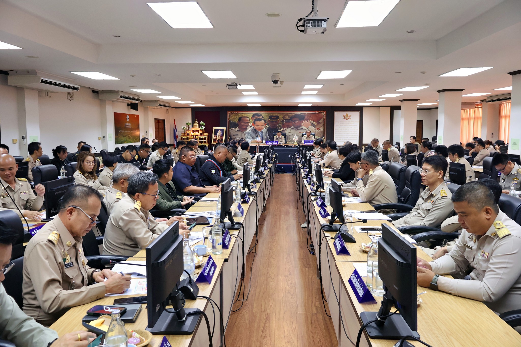 จังหวัดแม่ฮ่องสอน จัดการประชุมคณะกรมการจังหวัดแม่ฮ่องสอนและหัวหน้าส่วนราชการประจำจังหวัดแม่ฮ่องสอน เพื่อขับเคลื่อนและติดตามการดำเนินงานตามนโยบายของรัฐบาลและวาระสำคัญของจังหวัดแม่ฮ่องสอน พร้อมมอบเกียรติบัตรและรางวัลต่างๆ แก่บุคคลและหน่วยงานที่สร้างประโยชน์แก่จังหวัด