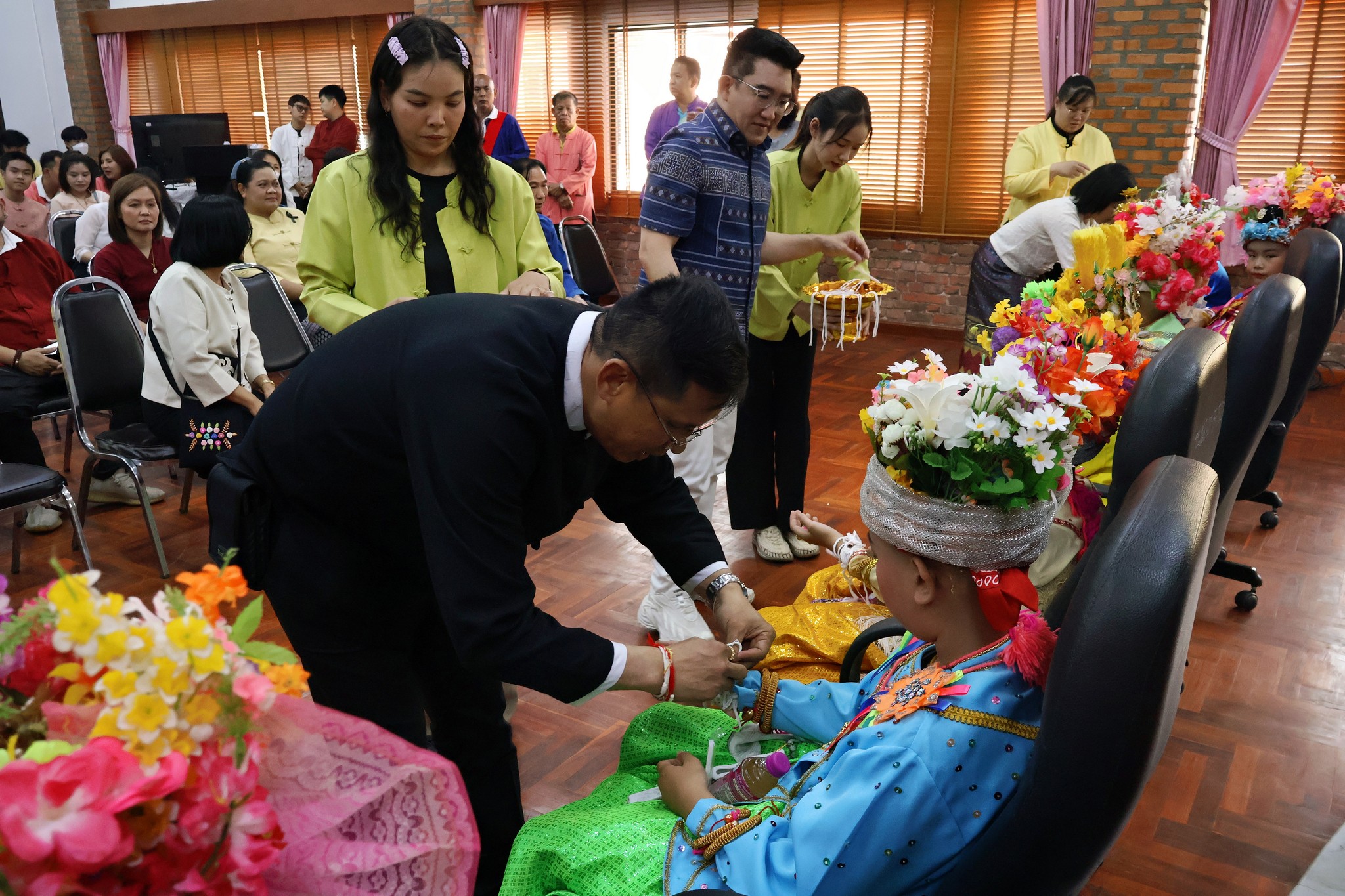 พ่อเมืองแม่ฮ่องสอน ร่วมพิธีขอขมาเนื่องในงานประเพณีปอยส่างลอง ประจำปี 2569 เพื่อเป็นการส่งเสริมและอนุรักษ์ประเพณีอันดีงามอันเป็นเอกลักษณ์ของชาวไทใหญ่ ที่สืบทอดต่อกันมาอย่างยาวนานให้คงอยู่คู่จังหวัดแม่ฮ่องสอนสืบไป
