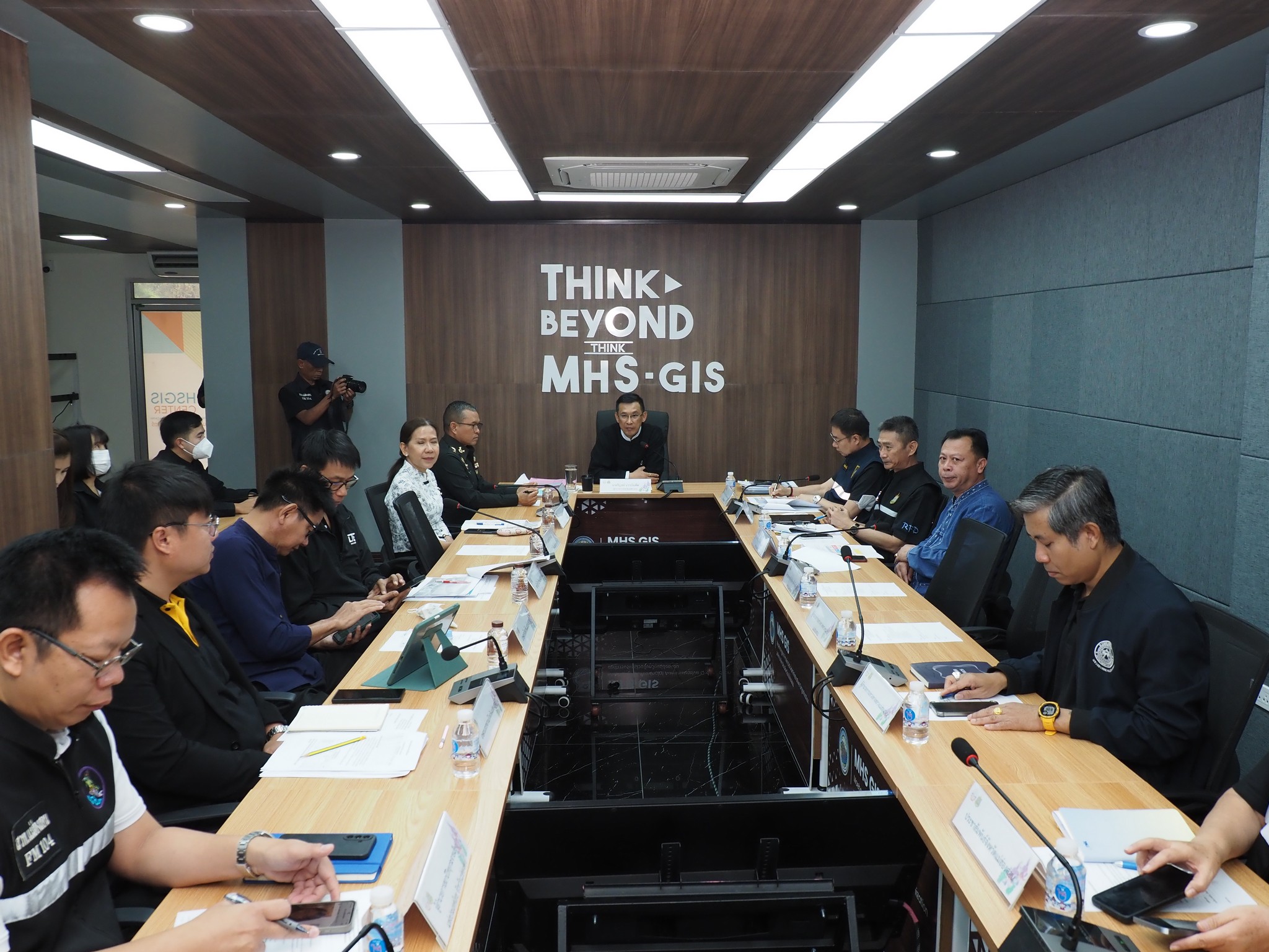 ผู้ว่าราชการจังหวัดแม่ฮ่องสอน ประชุมคณะทำงานศูนย์ปฏิบัติการป้องกันและแก้ไขปัญหาไฟป่า หมอกควัน และฝุ่นละออง (ศูนย์ War Room จังหวัด) สั่งการเร่งรัดประกาศเขตประสบสาธารณภัย เพื่อดูแลให้ความช่วยเหลือประชาชนอย่างเต็มที่