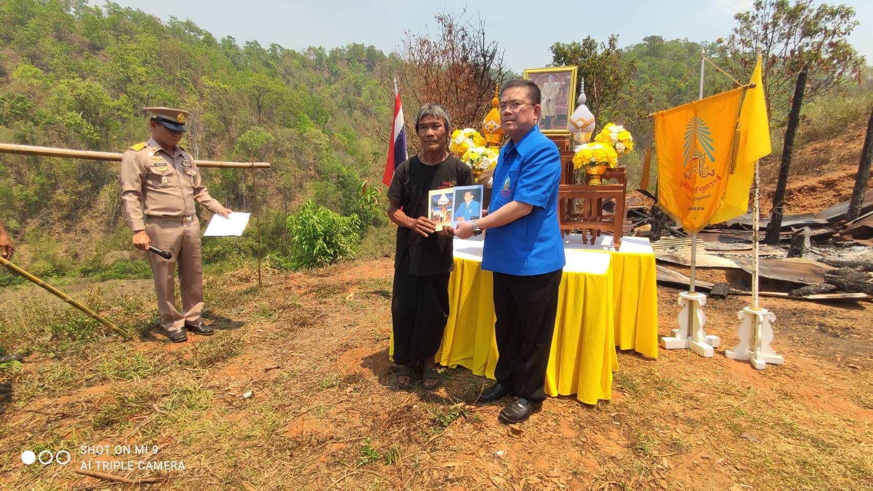 รองผู้ว่าราชการจังหวัดแม่ฮ่องสอน เชิญสิ่งของพระราชทานมูลนิธิราชประชานุเคราะห์ &nbsp;ในพระบรมราชูปถัมภ์ มอบให้กับผู้ประสบเหตุอัคคีภัย ตำบลแม่เหาะ อำเภอแม่สะเรียง