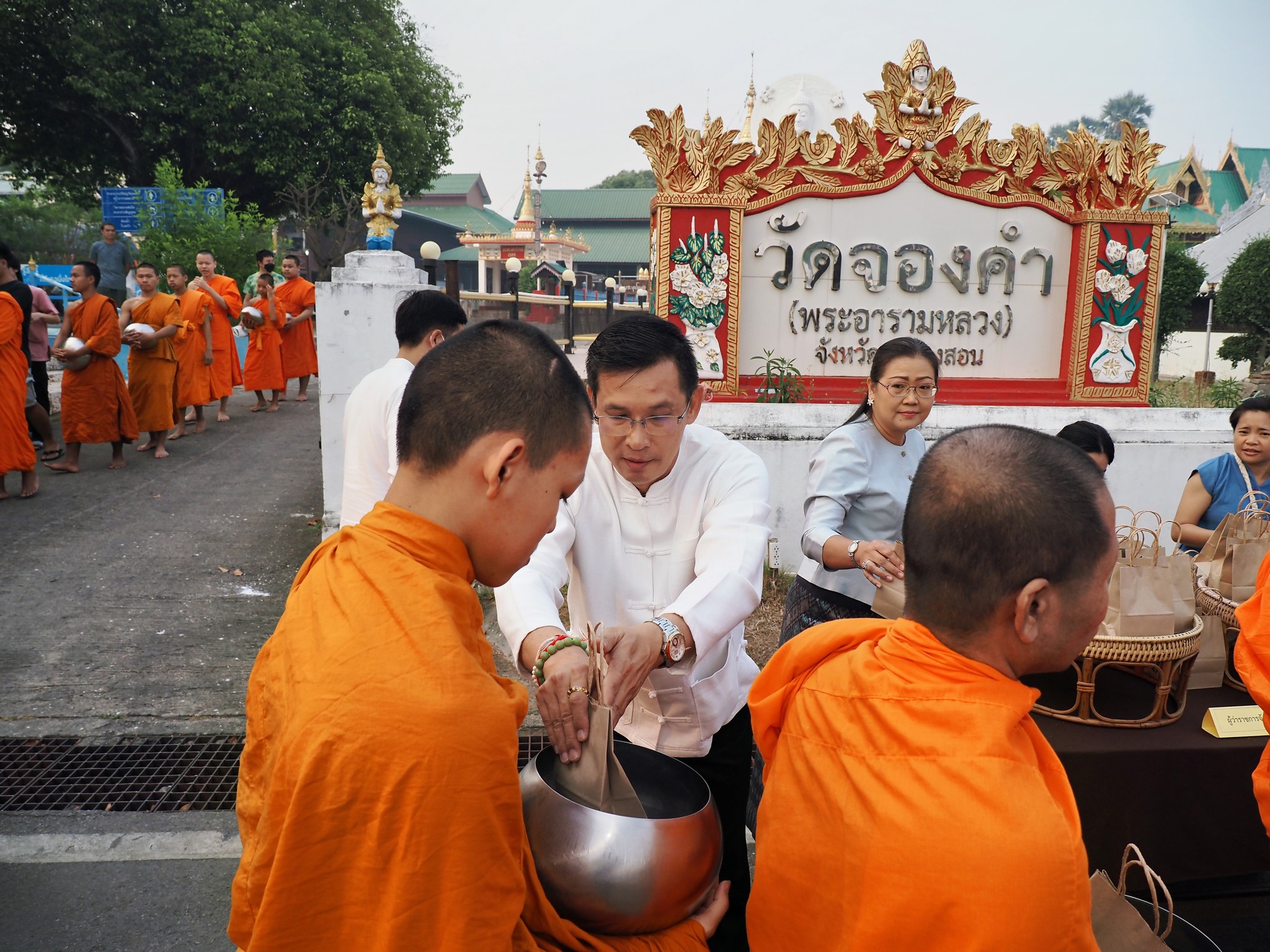 ผู้ว่าราชการจังหวัดแม่ฮ่องสอน พร้อมด้วยพุทธศาสนิกชน ร่วมกันทำบุญตักบาตร ข้าวสารอาหารแห้ง แด่พระสงฆ์ และสามเณร จำนวน 99 รูป เนื่องในเทศกาลสงกรานต์ ประจำปี พ.ศ. 2569