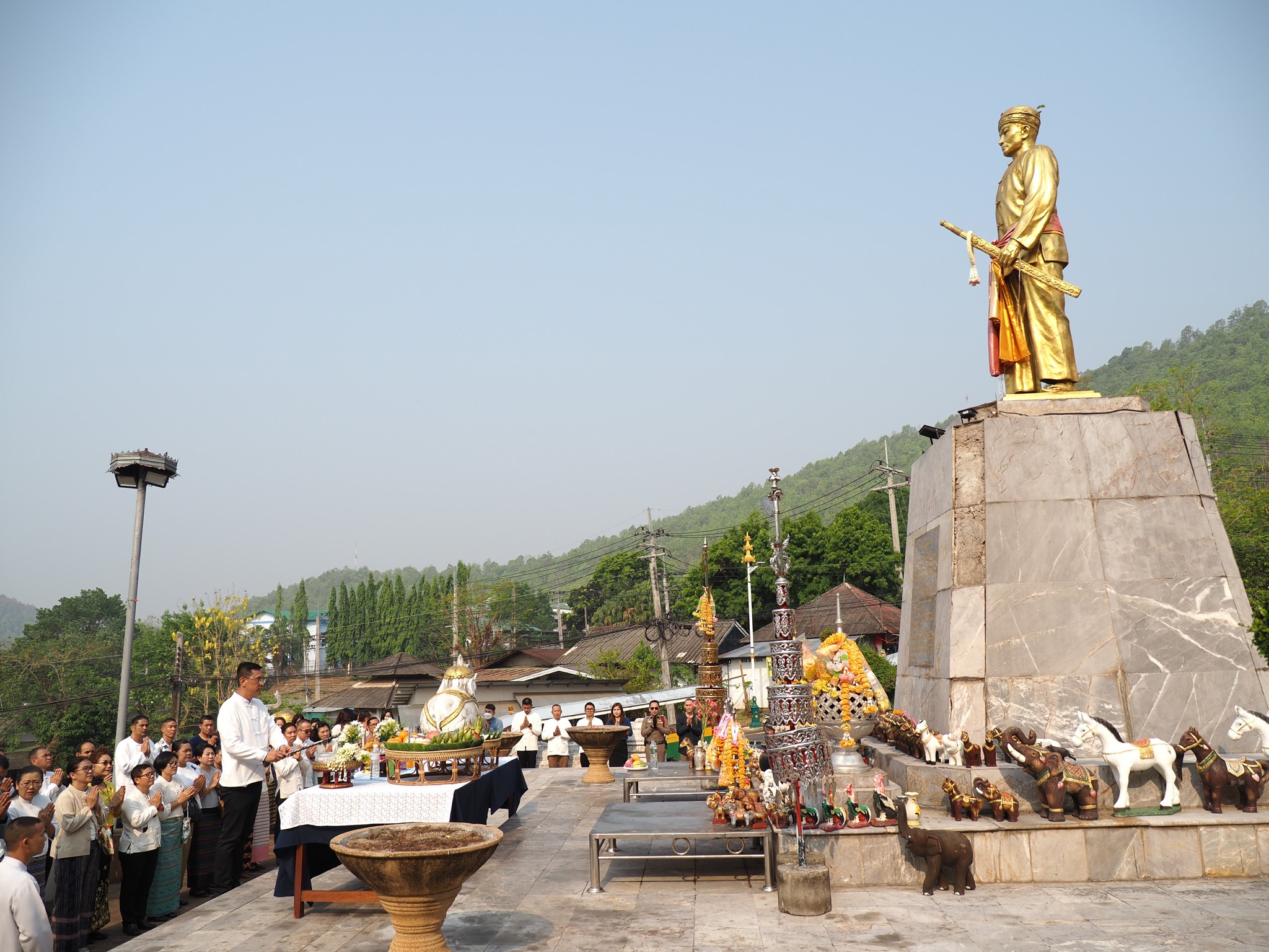 ผู้ว่าราชการจังหวัดแม่ฮ่องสอน นำหัวหน้าส่วนราชการ ร่วมพิธีสักการะและขอพรสิ่งศักดิ์สิทธิ์ ประจำจังหวัดแม่ฮ่องสอน เนื่องในประเพณีสงกรานต์ ประจำปี 2569