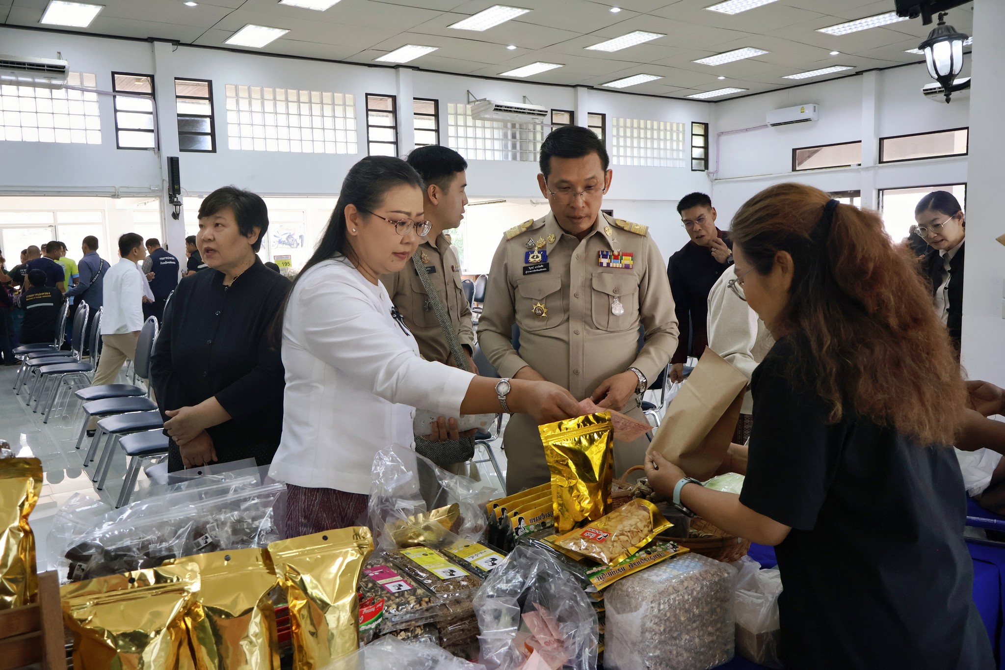 ผู้ว่าราชการจังหวัดแม่ฮ่องสอน เปิดกิจกรรมการจำหน่ายสินค้า "ไทยช่วยไทย" ลดภาระ ลดค่าครองชีพ ตามนโยบายของรัฐบาล เพื่อให้ประชาชนสามารถเข้าถึงสินค้าคุณภาพดีในราคาประหยัด&nbsp;