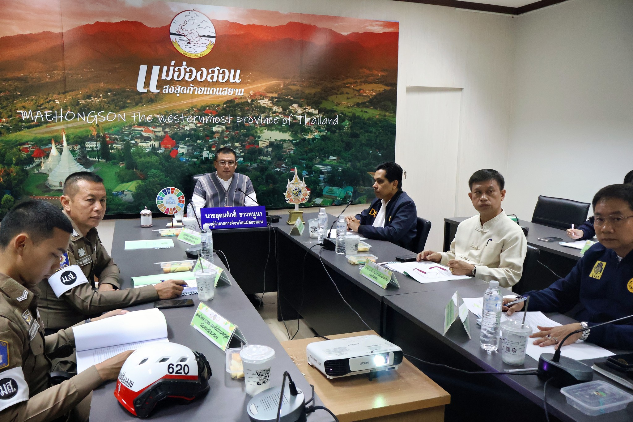 จังหวัดแม่ฮ่องสอน จัดการประชุมคณะกรรมการประจำจังหวัดแม่ฮ่องสอน ครั้งที่ 1/2569 เพื่อรับทราบเรื่องการจัดระเบียบการให้บริการรถจักรยานยนต์สาธารณะผ่านระบบอิเล็กทรอนิกส์