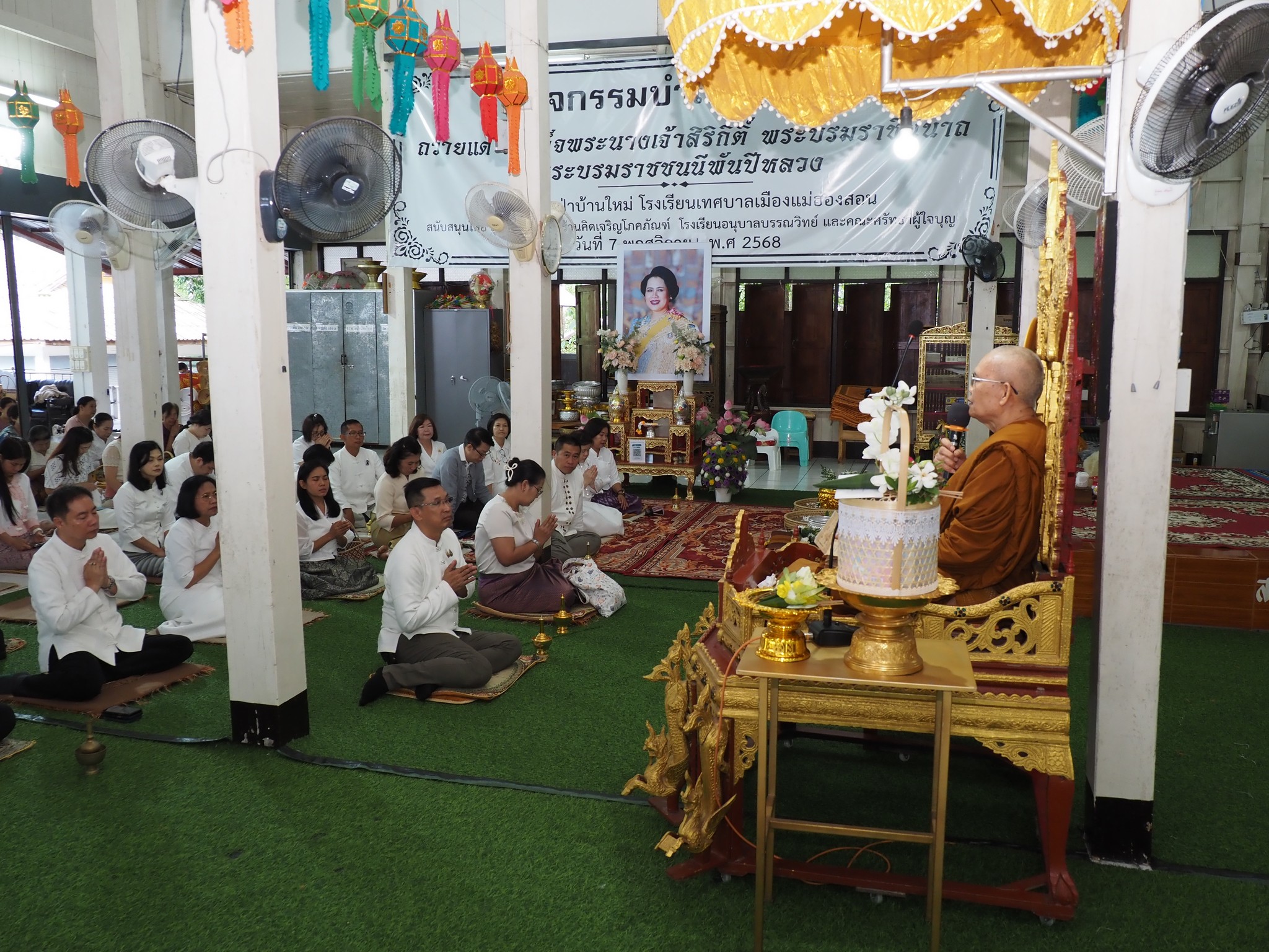 ผู้ว่าราชการจังหวัดแม่ฮ่องสอน นำพุทธศาสนิกชนร่วมกิจกรรมเข้าวัดปฏิบัติธรรมวันธรรมสวนะ ครอบครัวหิ้วตะกร้า ศรัทธาอิ่มบุญ อุดหนุนชุมชน&nbsp;