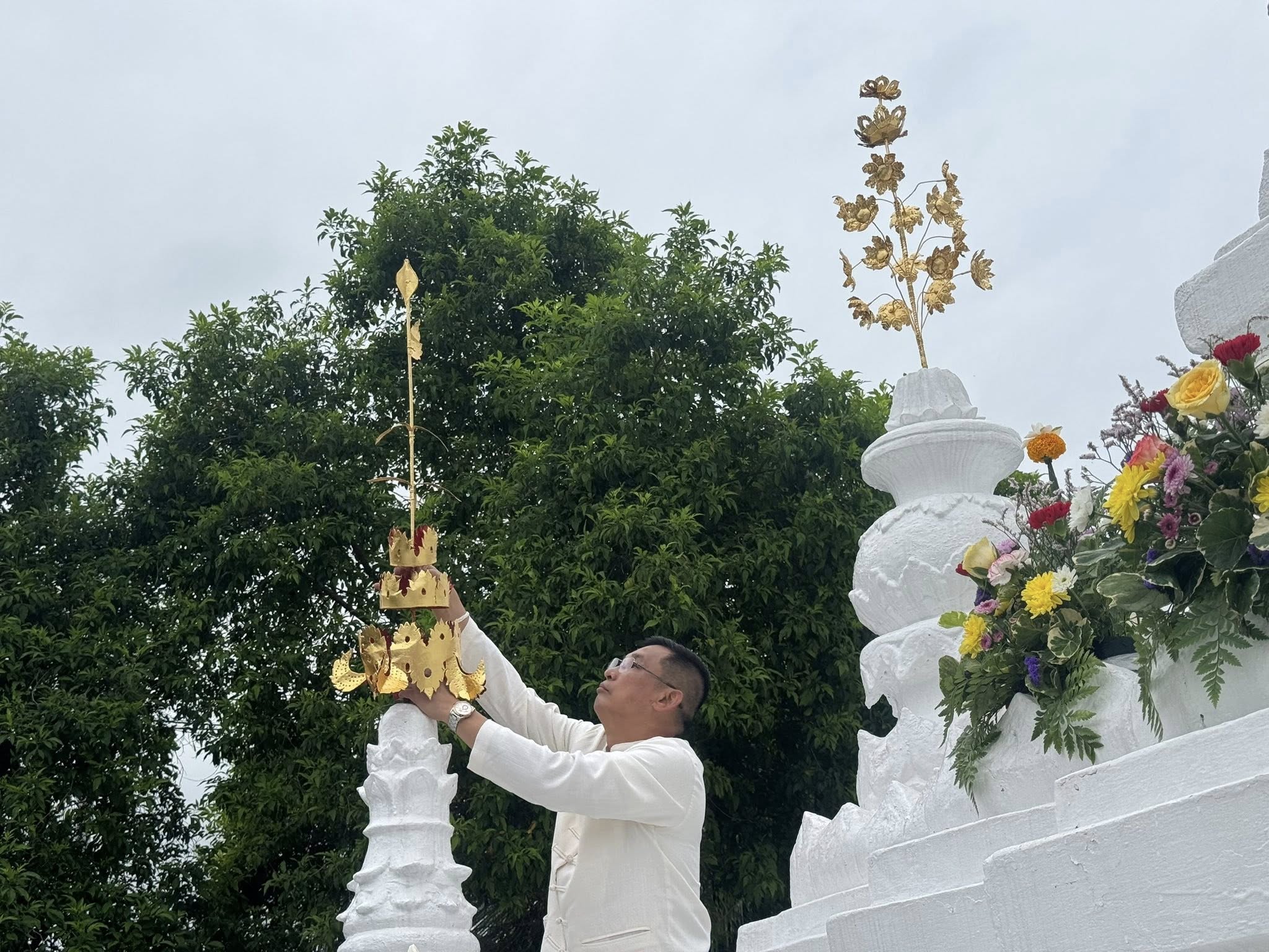 ผู้ว่าราชการจังหวัดแม่ฮ่องสอน เป็นประธานฝ่ายฆราวาสในพิธีทำบุญปิดทองคำยอดฉัตรและทำบุญฉลององค์พระเจดีย์โบราณ เพื่อร่วมกันสืบสานและทำนุบำรุงบวรพระพุทธศาสนาให้เจริญรุ่งเรืองสืบไป