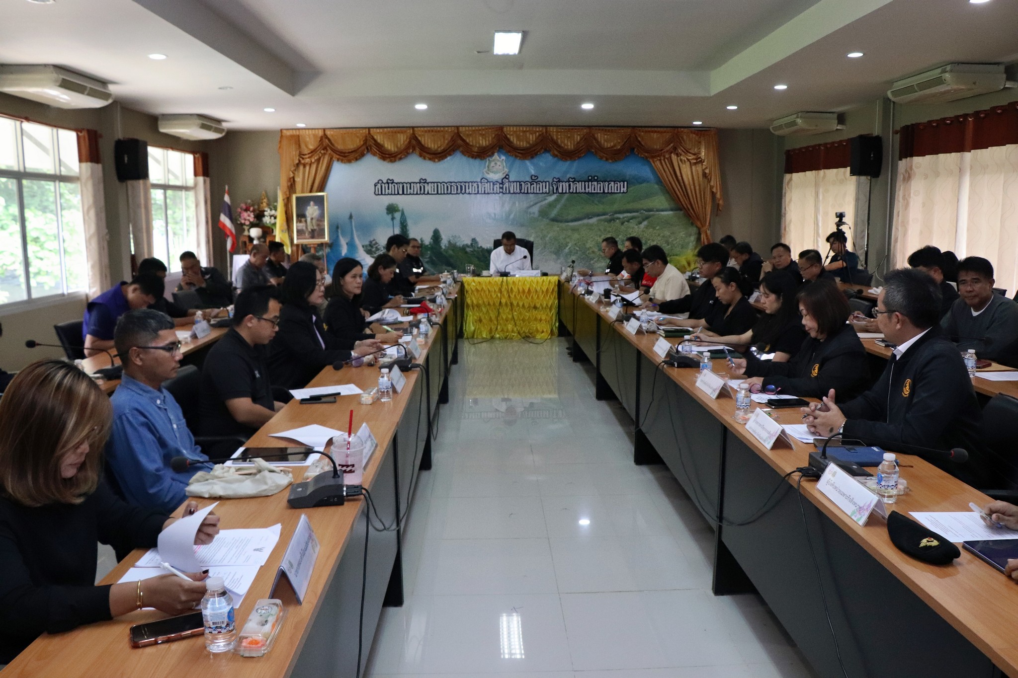 จังหวัดแม่ฮ่องสอน จัดการประชุมคณะกรรมการศูนย์อำนวยการและคณะทำงานป้องกันและแก้ไขปัญหาไฟป่า หมอกควัน และฝุ่นละออง ระดับจังหวัดแม่ฮ่องสอน ครั้งที่ 4/2569&nbsp;