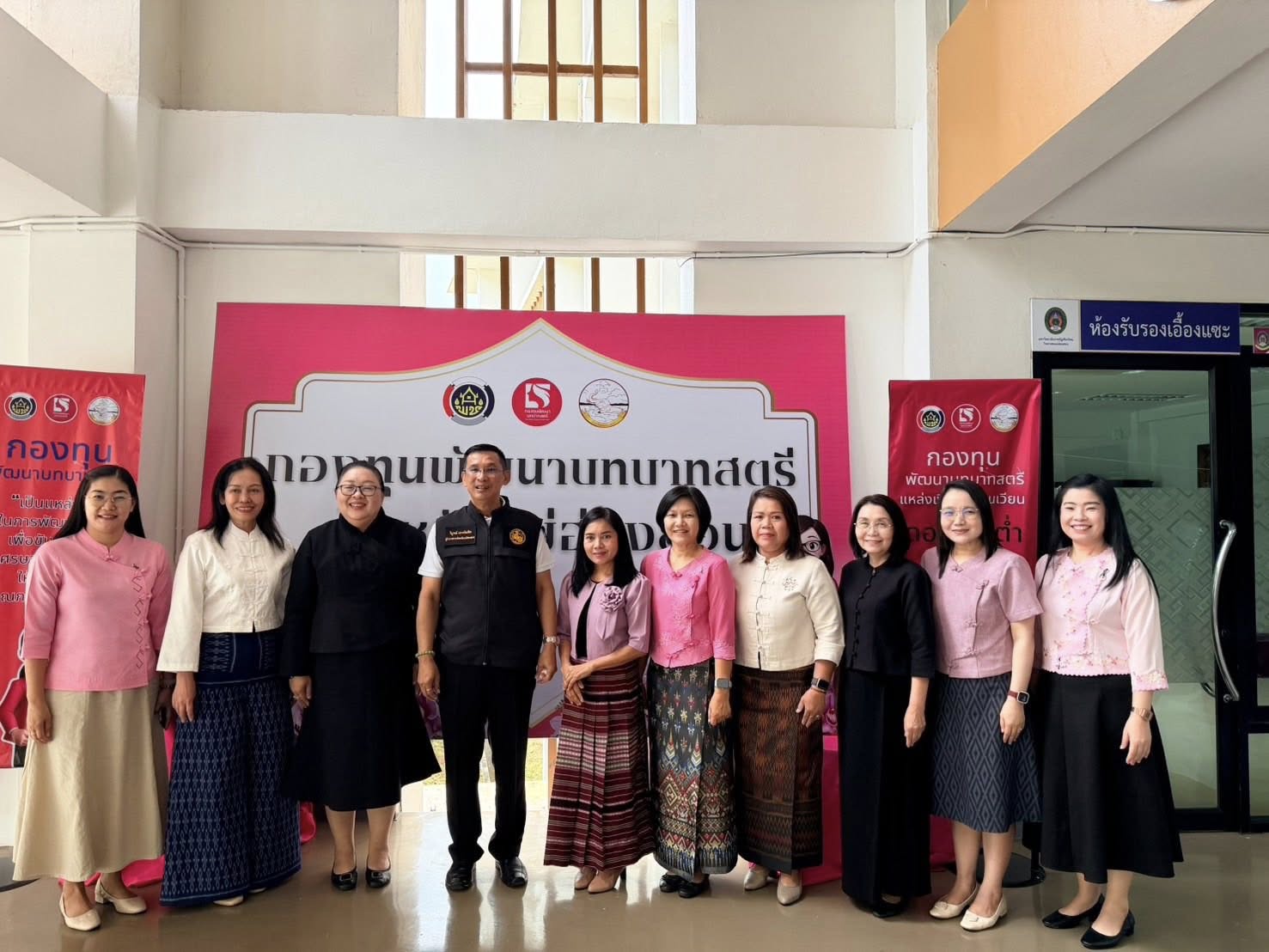 ผู้ว่าราชการจังหวัดแม่ฮ่องสอน ลงพื้นที่พบปะและมอบนโยบายและให้กำลังใจเครือข่ายสตรี ในการคัดเลือกคนกองทุนพัฒนาบทบาทสตรีดีเด่น มุ่งยกระดับเศรษฐกิจฐานราก