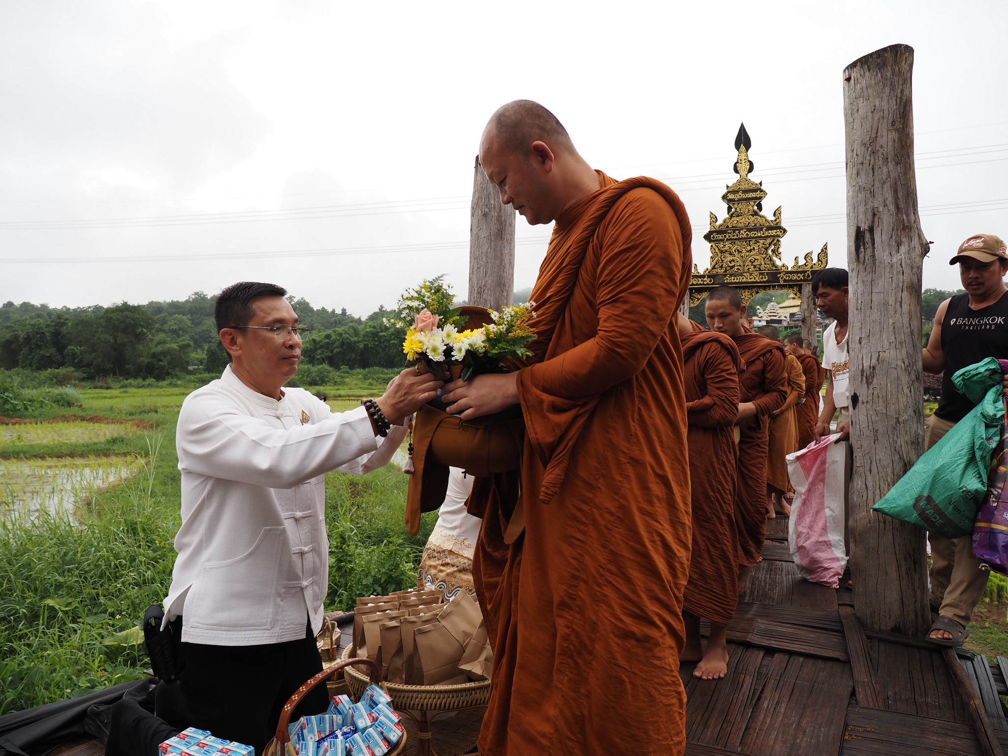 ผู้ว่าราชการจังหวัดแม่ฮ่องสอน นำพุทธศาสนิกชนร่วมกิจกรรมเข้าวัดปฏิบัติธรรมวันธรรมสวนะ ครอบครัวหิ้วตะกร้า ศรัทธาอิ่มบุญ อุดหนุนชุมชน ครั้งที่ 3