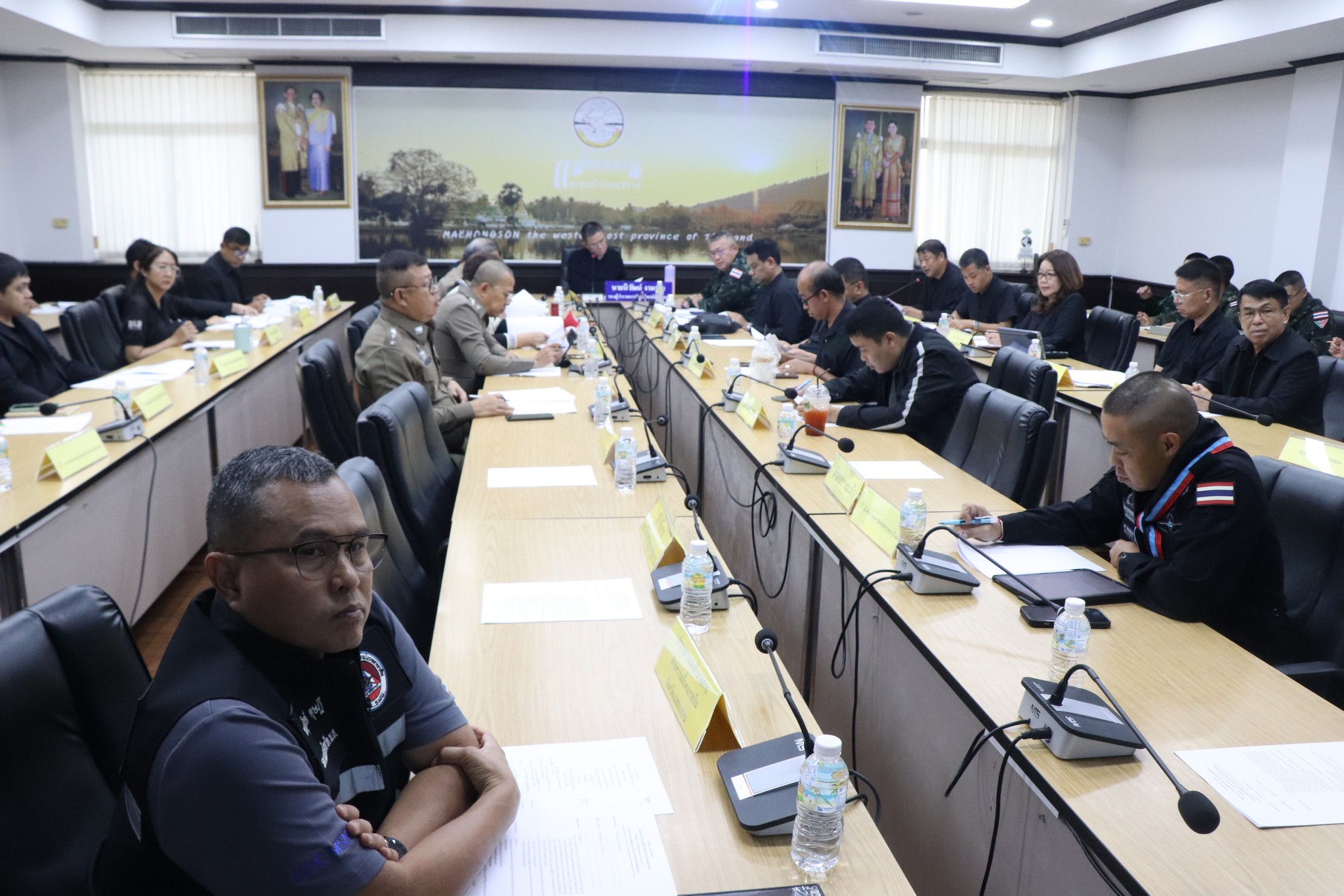 จังหวัดแม่ฮ่องสอน จัดการประชุมคณะกรรมการควบคุมสินค้าในเขตควบคุมจังหวัดแม่ฮ่องสอน เพื่อหารือแนวทางร่วมกับหน่วยงานที่เกี่ยวข้องทุกภาคส่วนในการกำหนดมาตรการควบคุมสินค้าควบคุม ในเขตควบคุมตามประกาศกระทรวงกลาโหม