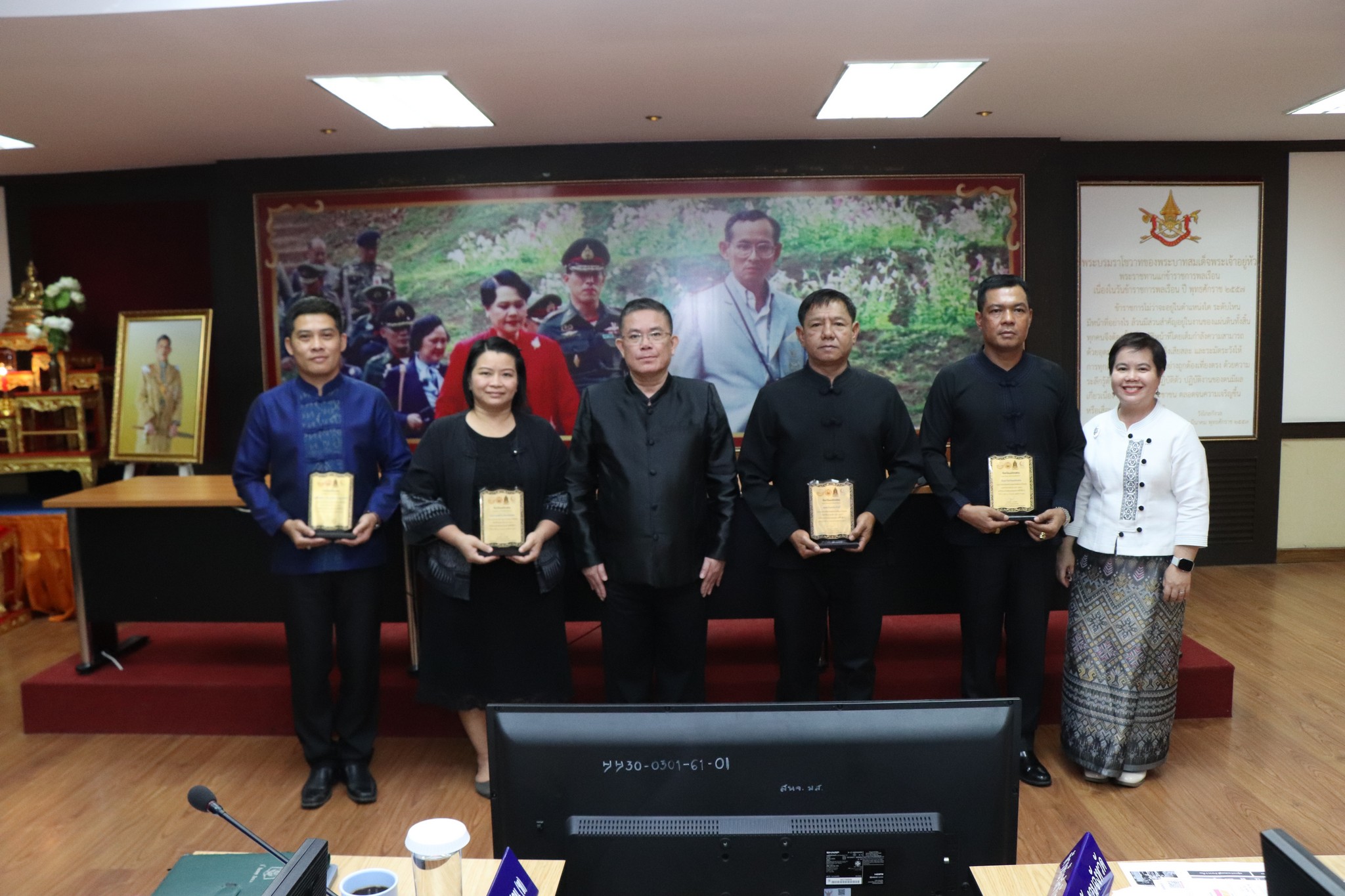 จังหวัดแม่ฮ่องสอน จัดการประชุมคณะกรมการจังหวัดแม่ฮ่องสอนและหัวหน้าส่วนราชการประจำจังหวัดแม่ฮ่องสอน เพื่อขับเคลื่อนและติดตามการดำเนินงานตามนโยบายของรัฐบาลและวาระสำคัญของจังหวัดแม่ฮ่องสอน พร้อมมอบเกียรติบัตรและรางวัลต่างๆ แก่บุคคลและหน่วยงานที่สร้างประโยชน์แก่จังหวัด&nbsp;