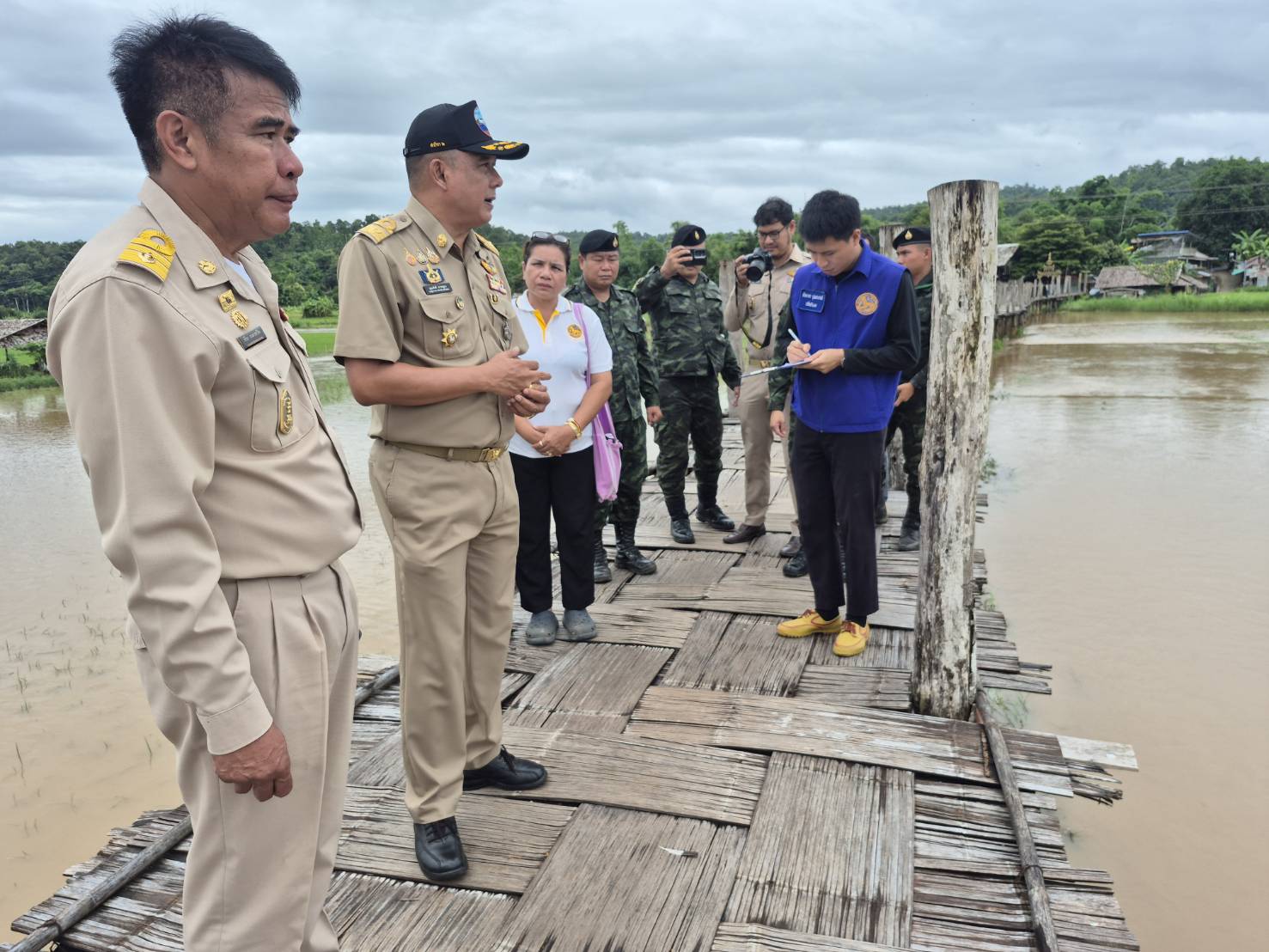 รองผู้ว่าราชการจังหวัดแม่ฮ่องสอน ลงพื้นที่ติดตามสถานการณ์อุทกภัยน้ำป่าไหลหลาก พร้อมทั้งสั่งการกำชับให้ทุกอำเภอ องค์กรปกครองส่วนท้องถิ่น และผู้นำชุมชน ติดตามสถานการณ์ฝนและระดับน้ำอย่างใกล้ชิด รวมถึงเร่งประชาสัมพันธ์ข้อมูลข่าวสารให้ประชาชนรับทราบอย่างต่อเนื่อง
