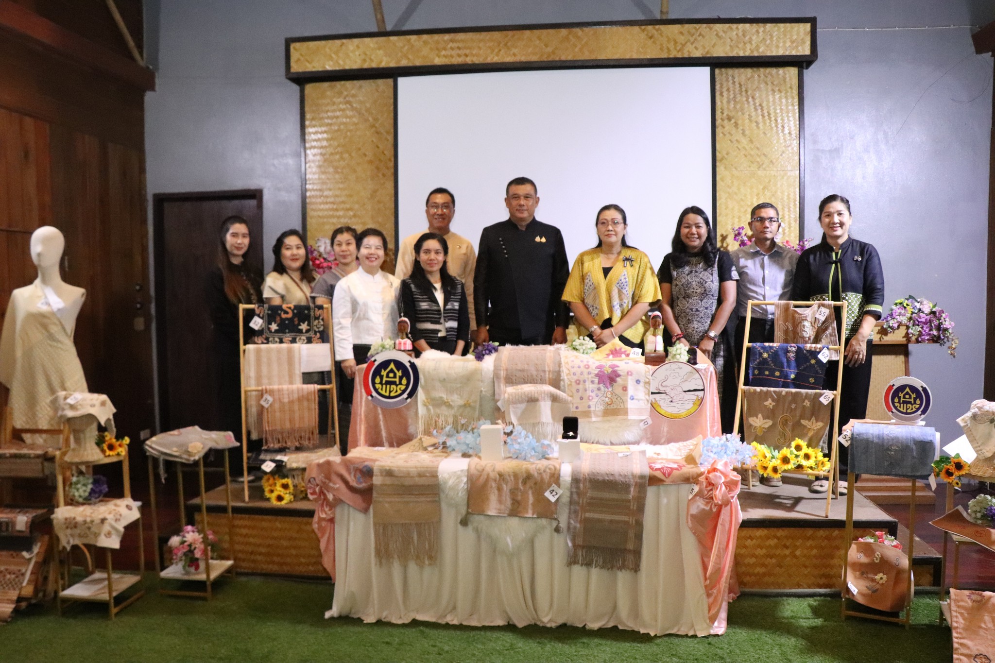 จังหวัดแม่ฮ่องสอน ประกวดคัดเลือกผ้าลายพระราชทาน "ผ้าลายขอสมเด็จฯ - เจ้าฟ้าฯ" และ "ผ้าลายบุปผาบรมราชินีนาถ" และงานหัตถกรรม ระดับจับจังหวัด ประจำปี 2569 เพื่อเผยแพร่ประชาสัมพันธ์ผ้าไทยและงานหัตถกรรมในแต่ละประเภทให้เป็นที่รู้จักอย่างแพร่หลาย
