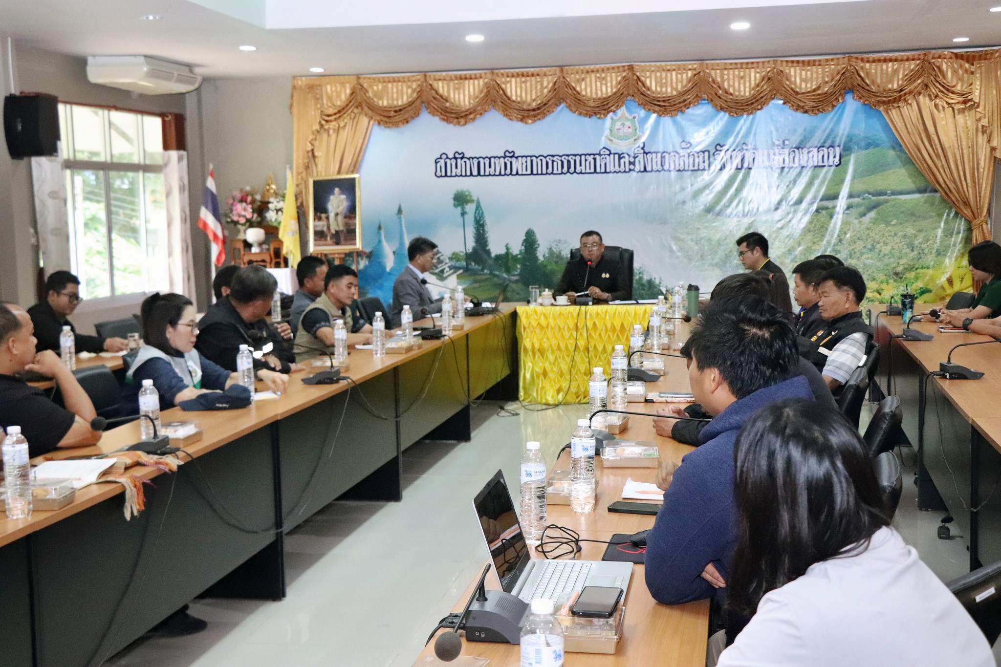 รองผู้ว่าราชการจังหวัดแม่ฮ่องสอน เปิดการประชุมเชิงปฏิบัติการ การบริหารจัดการไฟป่าและหมอกควันอย่างยั่งยืน ด้วยนวัตกรรมข้อบัญญัติท้องถิ่น และเครือข่ายป่าชุมชนพื้นที่จังหวัดแม่ฮ่องสอน ภายใต้แนวคิด &ldquo;นักรบพบนักวิชาการ&rdquo; เพื่อยกระดับการป้องกันและแก้ไขปัญหาไฟป่าและหมอกควันของจังหวัดแม่ฮ่องสอนอย่างเป็นรูปธรรมและยั่งยืน