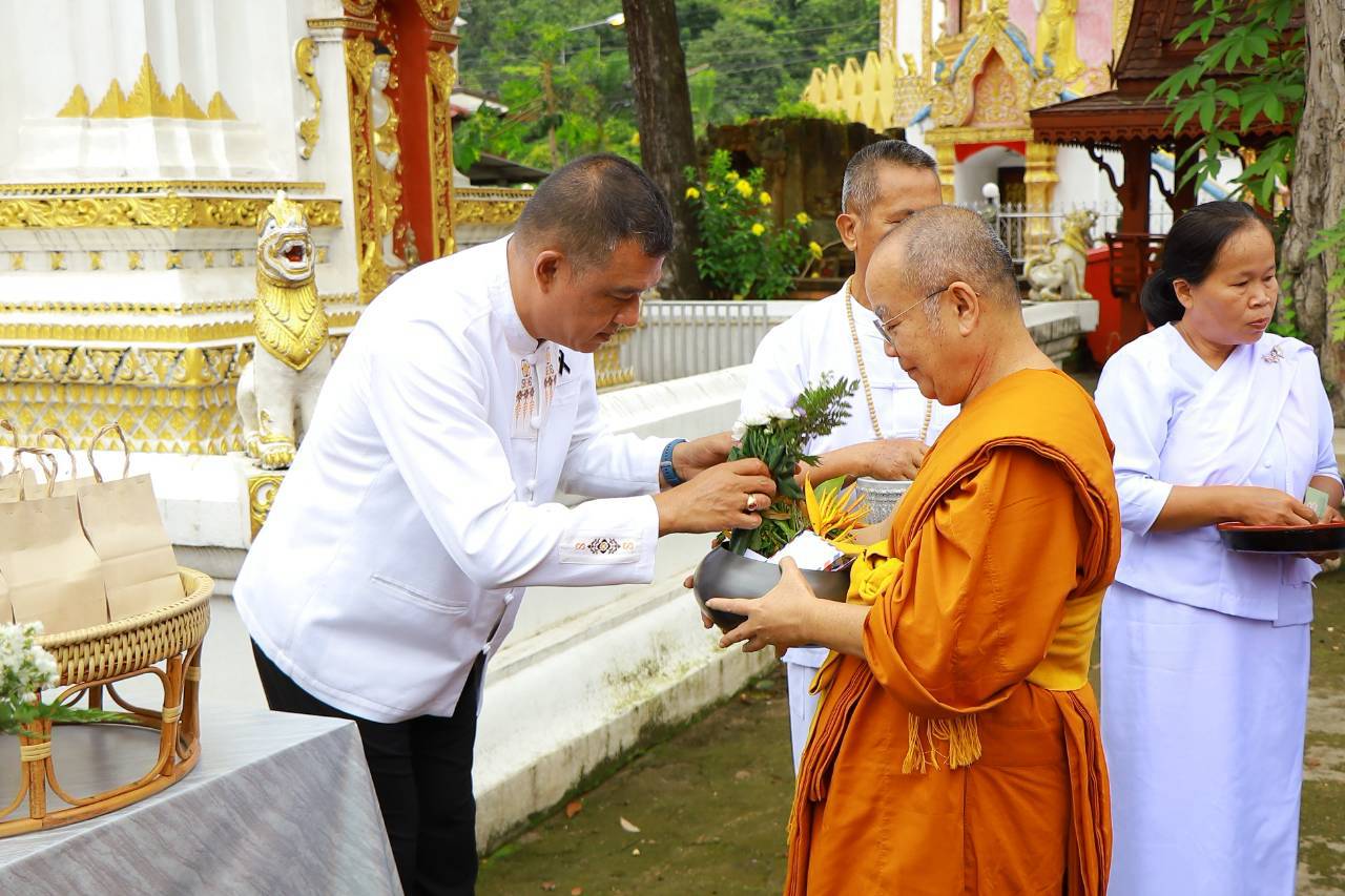 รองผู้ว่าราชการจังหวัดแม่ฮ่องสอน นำพุทธศาสนิกชนร่วมกิจกรรมเข้าวัดปฏิบัติธรรมวันธรรมสวนะ ครอบครัวหิ้วตะกร้า ศรัทธาอิ่มบุญ อุดหนุนชุมชน ครั้งที่ 5