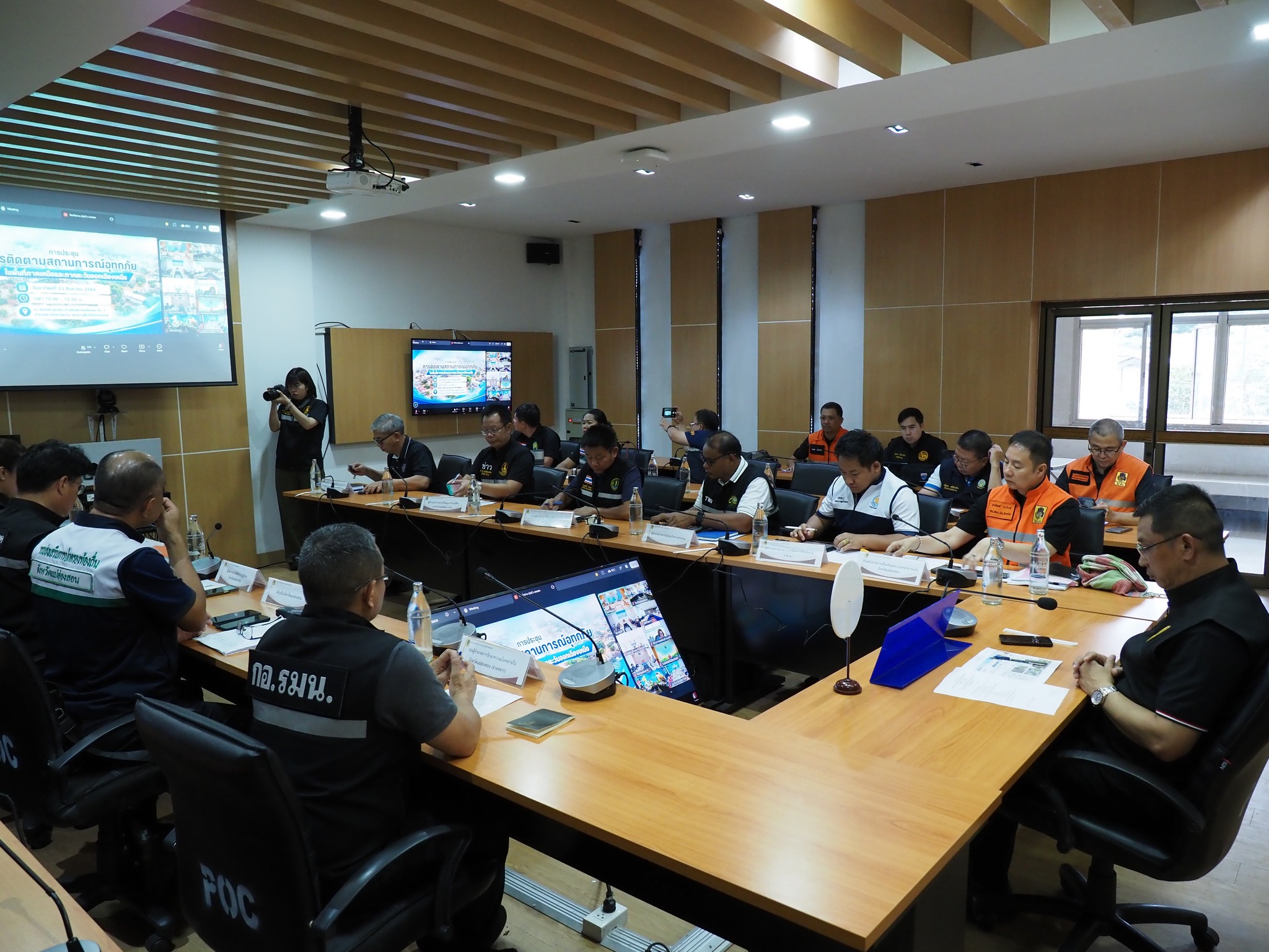 ผู้ว่าราชการจังหวัดแม่ฮ่องสอน พร้อมด้วยหัวหน้าส่วนราชการ ร่วมการประชุมติดตามสถานการณ์อุทกภัยในพื้นที่ภาคเหนือและภาคตะวันออกเฉียงเหนือ ผ่านระบบออนไลน์