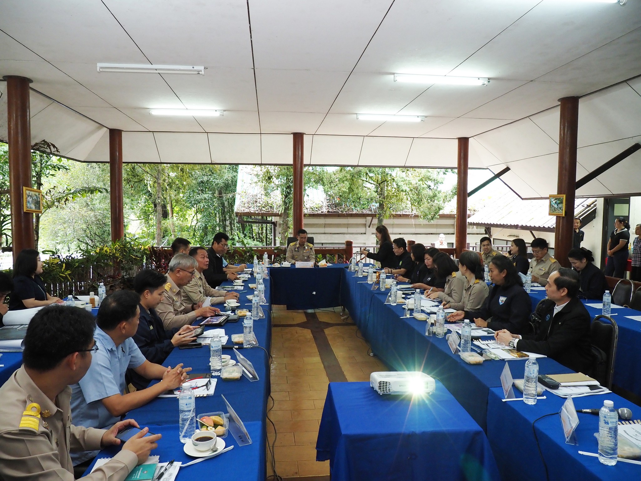 จังหวัดแม่ฮ่องสอนจัดประชุมคณะกรรมการร่วมภาครัฐและเอกชนเพื่อแก้ไขปัญหาเศรษฐกิจฯ ถกปัญหาโครงสร้างพื้นฐานด้านคมนาคม และสายการบินอีซี่แอร์ไลน์ หยุดแผนการบิน เชียงใหม่-แม่ฮ่องสอน