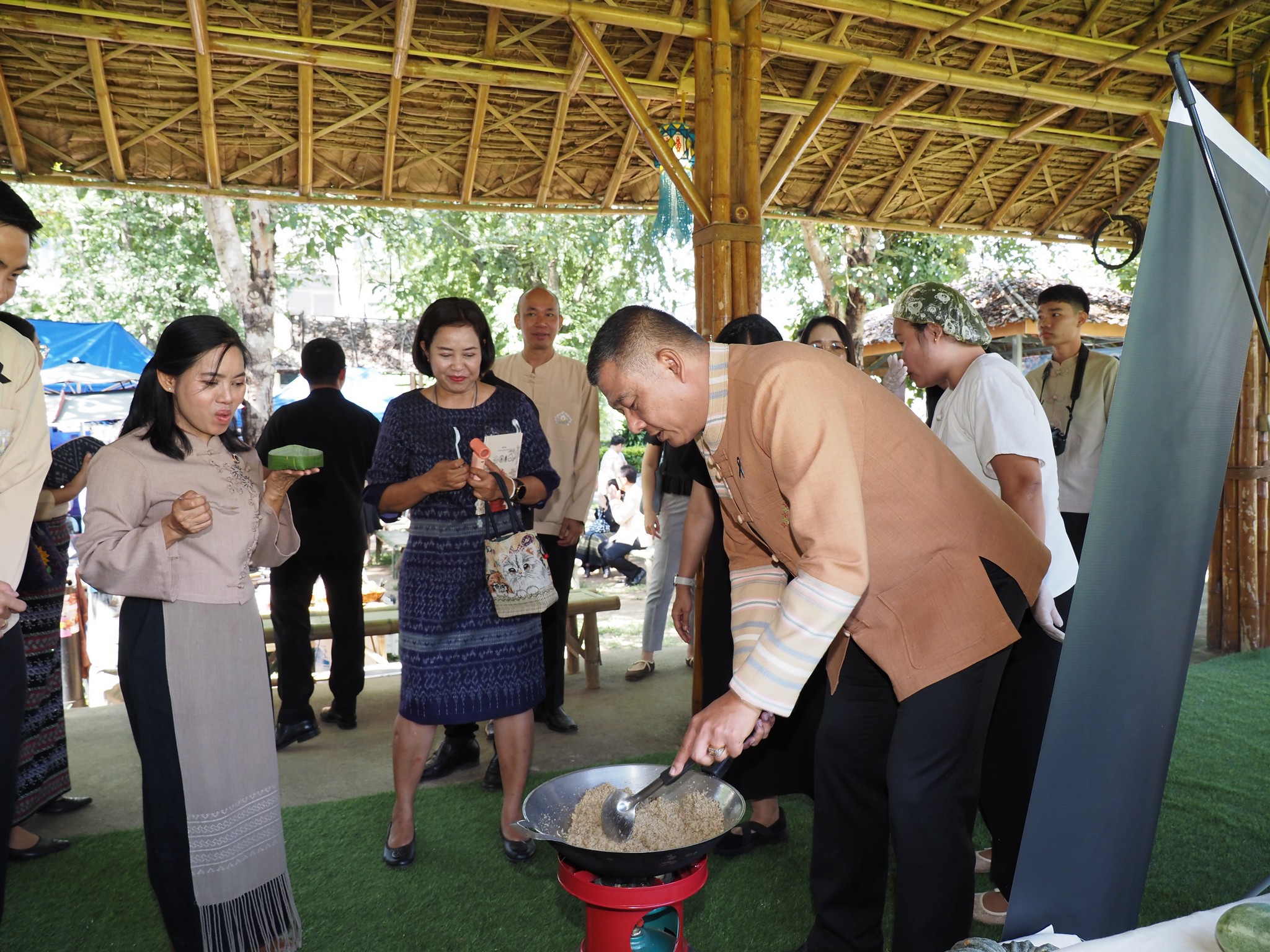 พัฒนาชุมชนจังหวัดแม่ฮ่องสอนจัดกิจกรรมนำเสนอความสำเร็จการพัฒนาคุณภาพชีวิตของประชาชน และกิจกรรมส่งเสริมการสร้างรายได้จากกิจการอาหารปลอดภัย