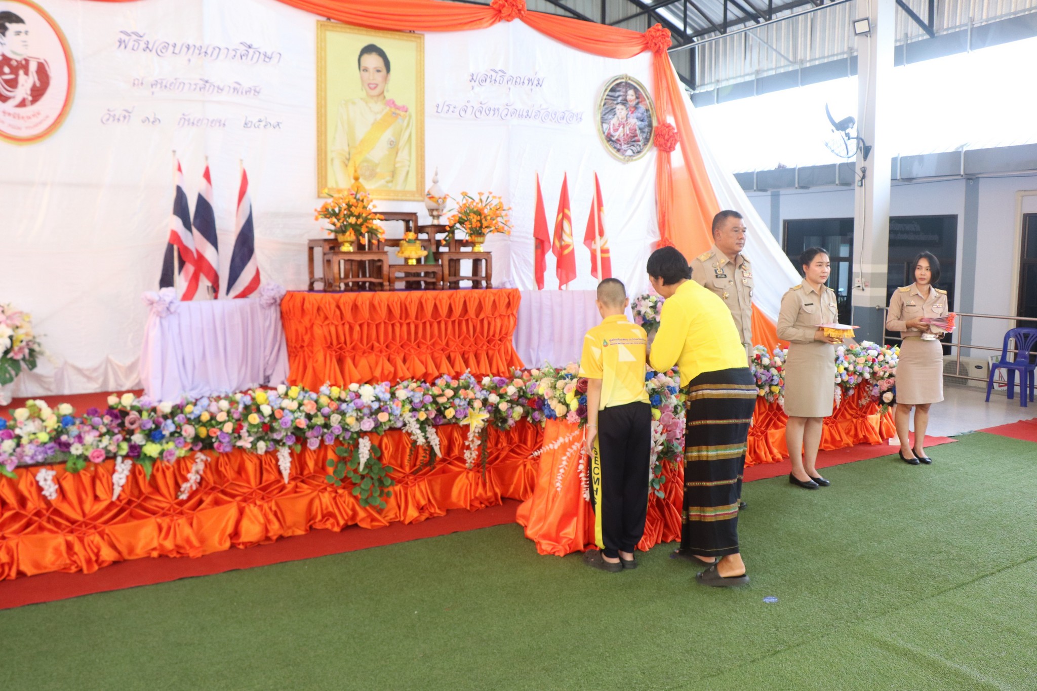 รองผู้ว่าราชการจังหวัดแม่ฮ่องสอน เป็นประธานในพิธีมอบทุนสนับสนุนการศึกษามูลนิธิคุณพุ่ม&nbsp;