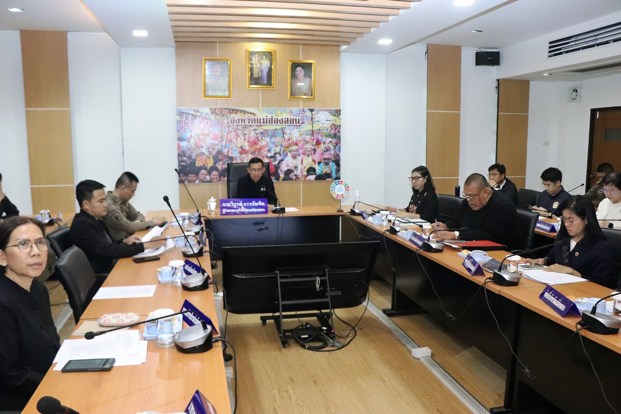 จังหวัดแม่ฮ่องสอน ร่วมประชุมซักซ้อมแนวทางปฏิบัติในการจัดพิธีถวายดอกไม้จันทน์ สำหรับประชาชนในส่วนภูมิภาค งานพระราชพิธีถวายพระเพลิงพระบรมศพ สมเด็จพระนางเจ้าสิริกิติ์ พระบรมราชินีนาถ พระบรมราชชนนีพันปีหลวง ให้เป็นไปด้วยความเรียบร้อยสมพระเกียรติอย่างสูงสุด