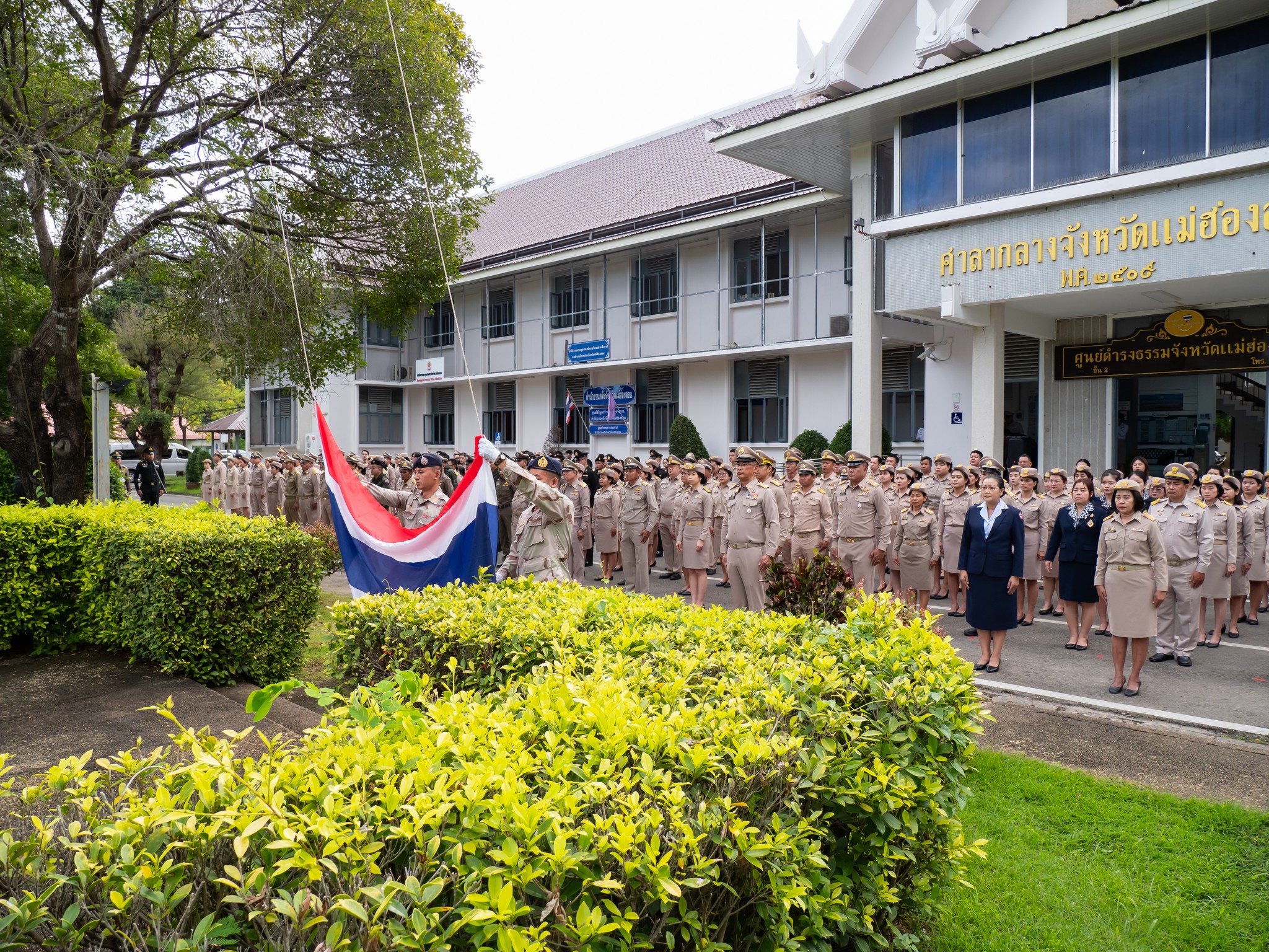 ผู้ว่าราชการจังหวัดแม่ฮ่องสอน นำเหล่าข้าราชการ ประชาชน ร่วมกิจกรรมเคารพธงชาติและร้องเพลงชาติไทย เนื่องในวันพระราชทานธงชาติไทย 28 กันยายน 2569