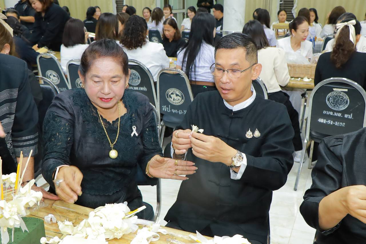 สำนักงานพัฒนาชุมชนจังหวัดแม่ฮ่องสอนจัดโครงการฝึกอบรมการจัดทำดอกไม้จันทน์แก่หน่วยงานภาครัฐ เอกชน และประชาชนจิตอาสา เพื่อเตรียมความพร้อมพิธีถวายดอกไม้จันทน์ของประชาชนในส่วนภูมิภาค