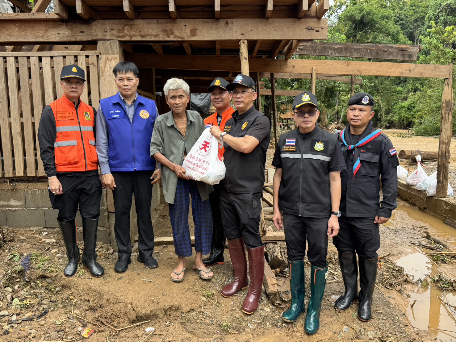 ผู้ว่าฯ แม่ฮ่องสอน ลงพื้นที่ อ.สบเมย เร่งช่วยเหลือผู้ประสบภัย 3 หมู่บ้าน ตำบลแม่สามแลบ ระดมสรรพกำลังเร่งฟื้นฟูให้กลับสู่ปกติโดยเร็ว