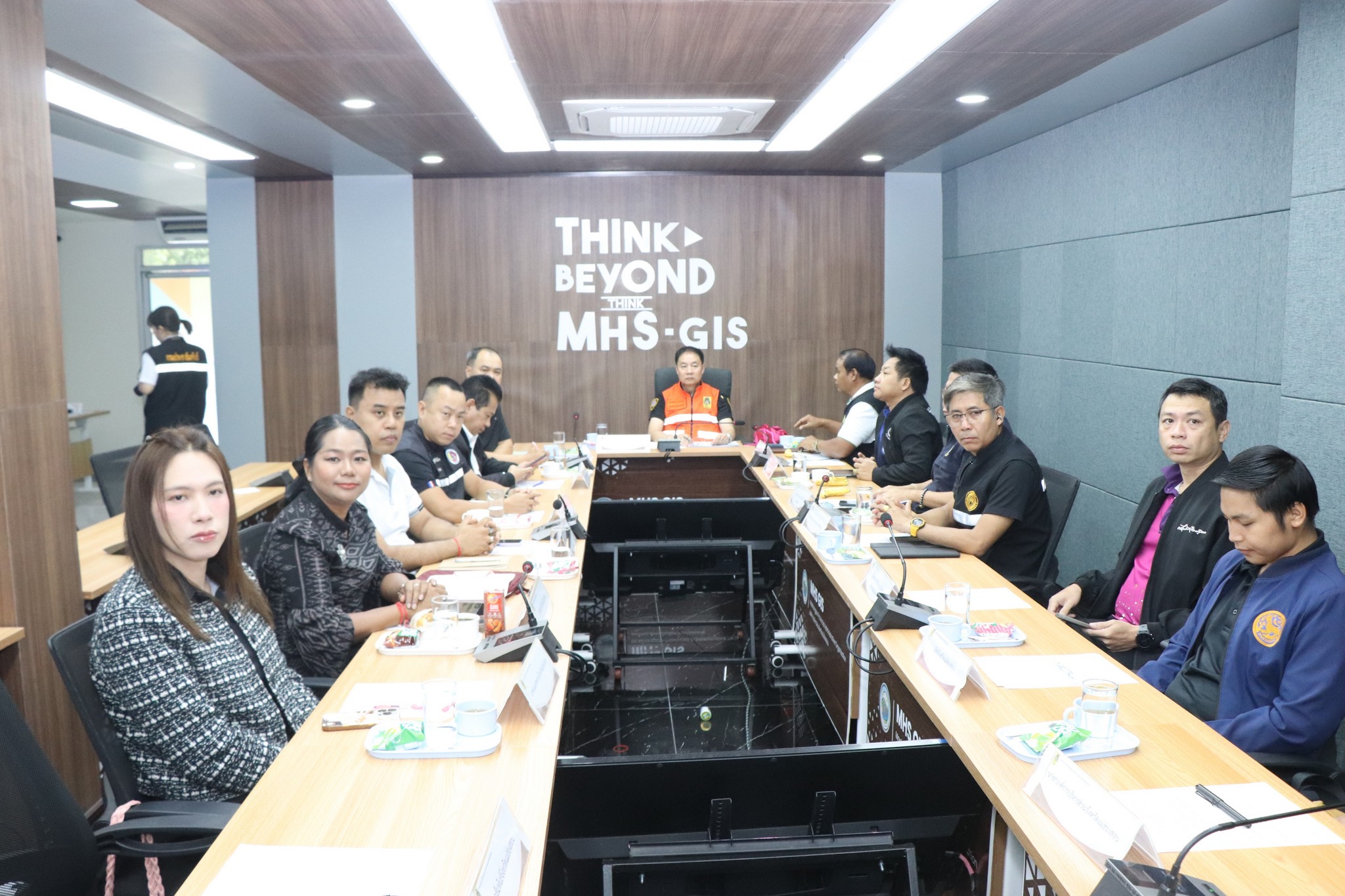 จังหวัดแม่ฮ่องสอน เข้าร่วมการประชุม กองบัญชาการป้องกันและบรรเทาสาธารณภัยแห่งชาติ (บกปภ.ช.) เพื่อติดตามสถานการณ์อุทกภัยและการให้ความช่วยเหลือผู้ประสบภัย
