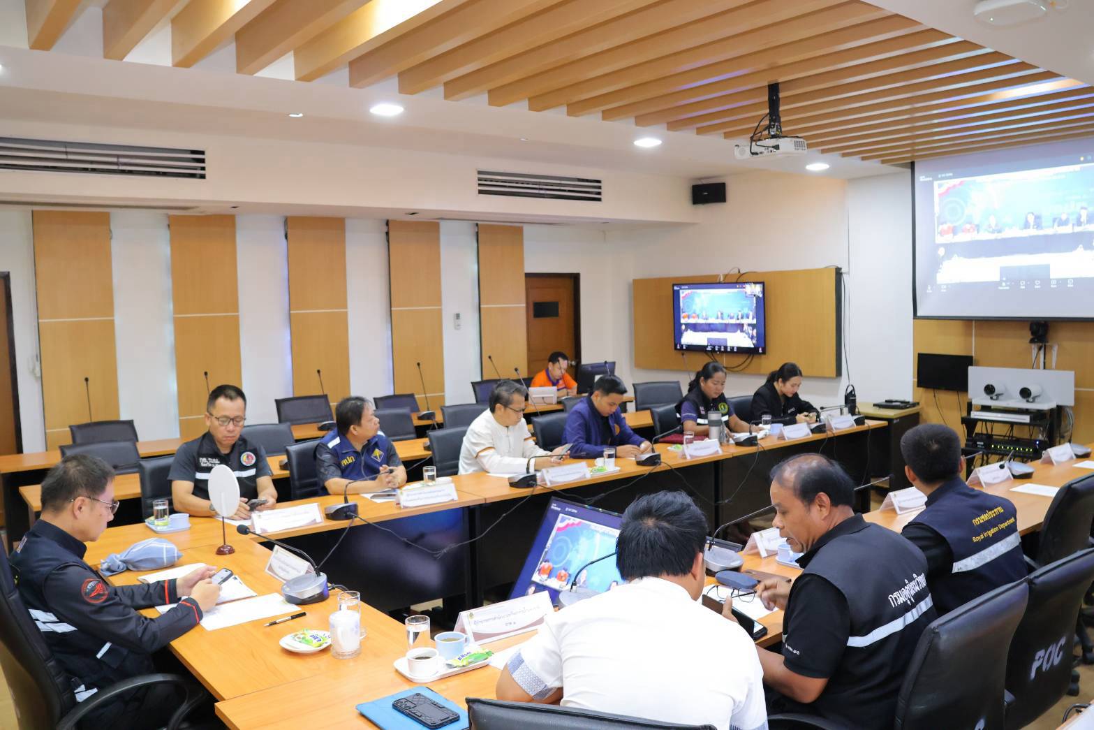 จังหวัดแม่ฮ่องสอนร่วมประชุมกองบัญชาการป้องกันและบรรเทาสาธารณภัยแห่งชาติ (บกปภ.ช.) เพื่อติดตามสถานการณ์และการให้ความช่วยเหลือผู้ประสบอุทกภัย