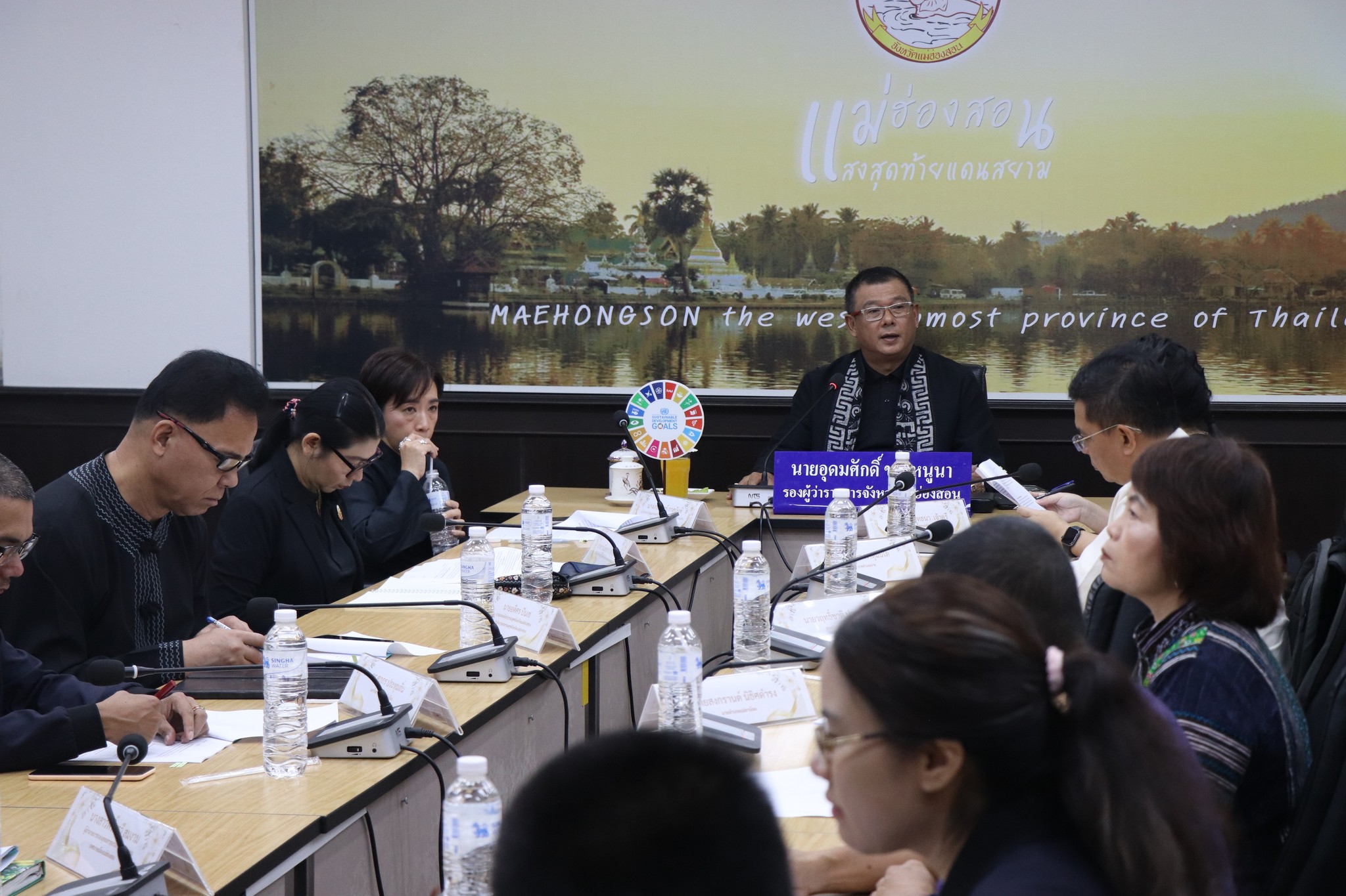 จังหวัดแม่ฮ่องสอน ประชุมคณะกรรมการฝ่ายจัดนิทรรศการเฉลิมพระเกียรติ ฯ และมหรสพวัฒนธรรมไทย ในการจัดงานพระราชทานเพลิงพระบรมศพ สมเด็จพระนางเจ้าสิริกิติ์ พระบรมราชินีนาถ พระบรมราชชนนีพันปีหลวง