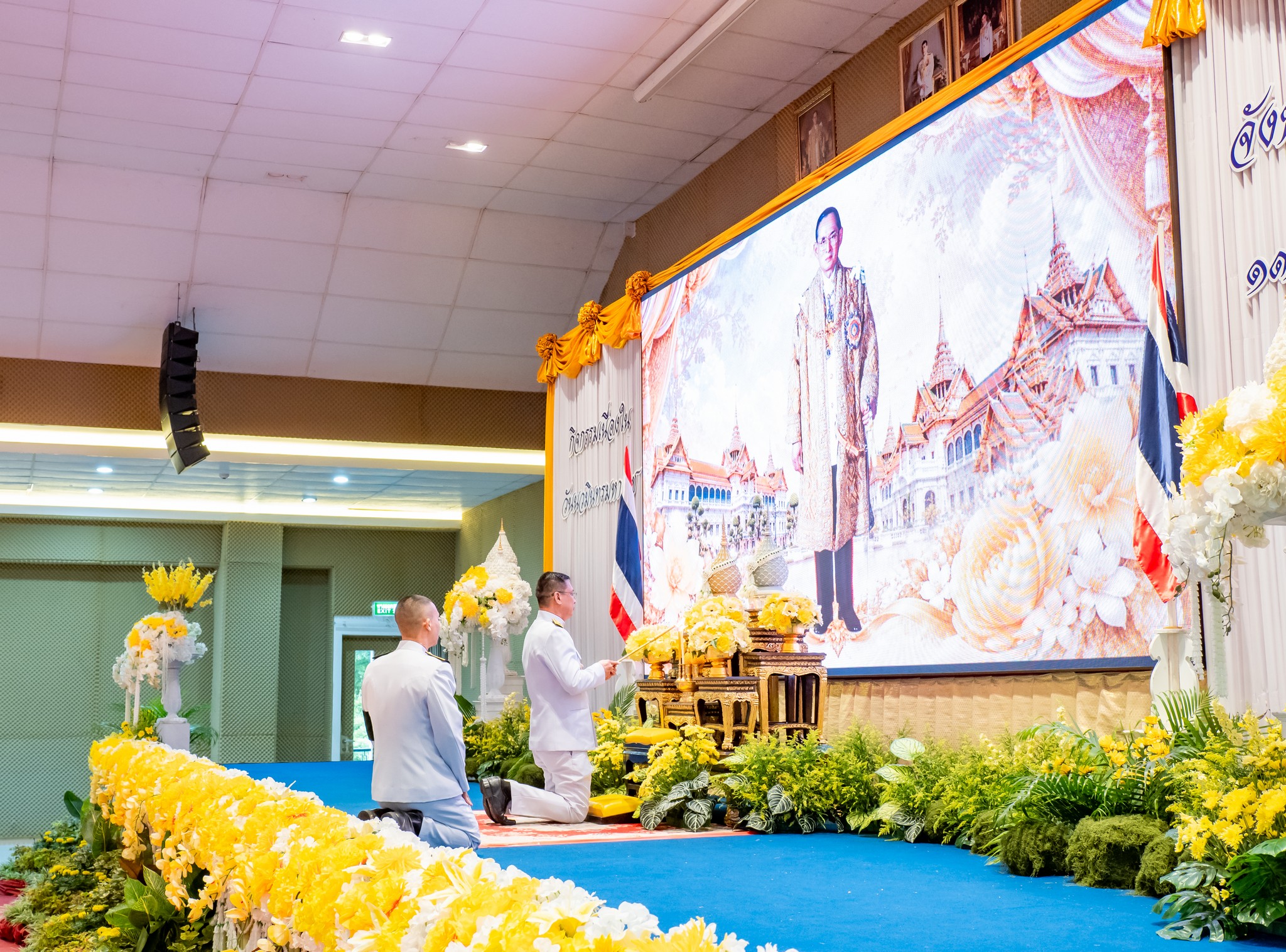 จังหวัดแม่ฮ่องสอนจัดพิธีทำบุญตักบาตรถวายพระราชกุศล เนื่องในวันคล้ายวันสวรรคตพระบาทสมเด็จพระบรมชนกาธิเบศร มหาภูมิพลอดุลยเดชมหาราช บรมนาถบพิตร 13 ตุลาคม "วันนวมินทรมหาราช"