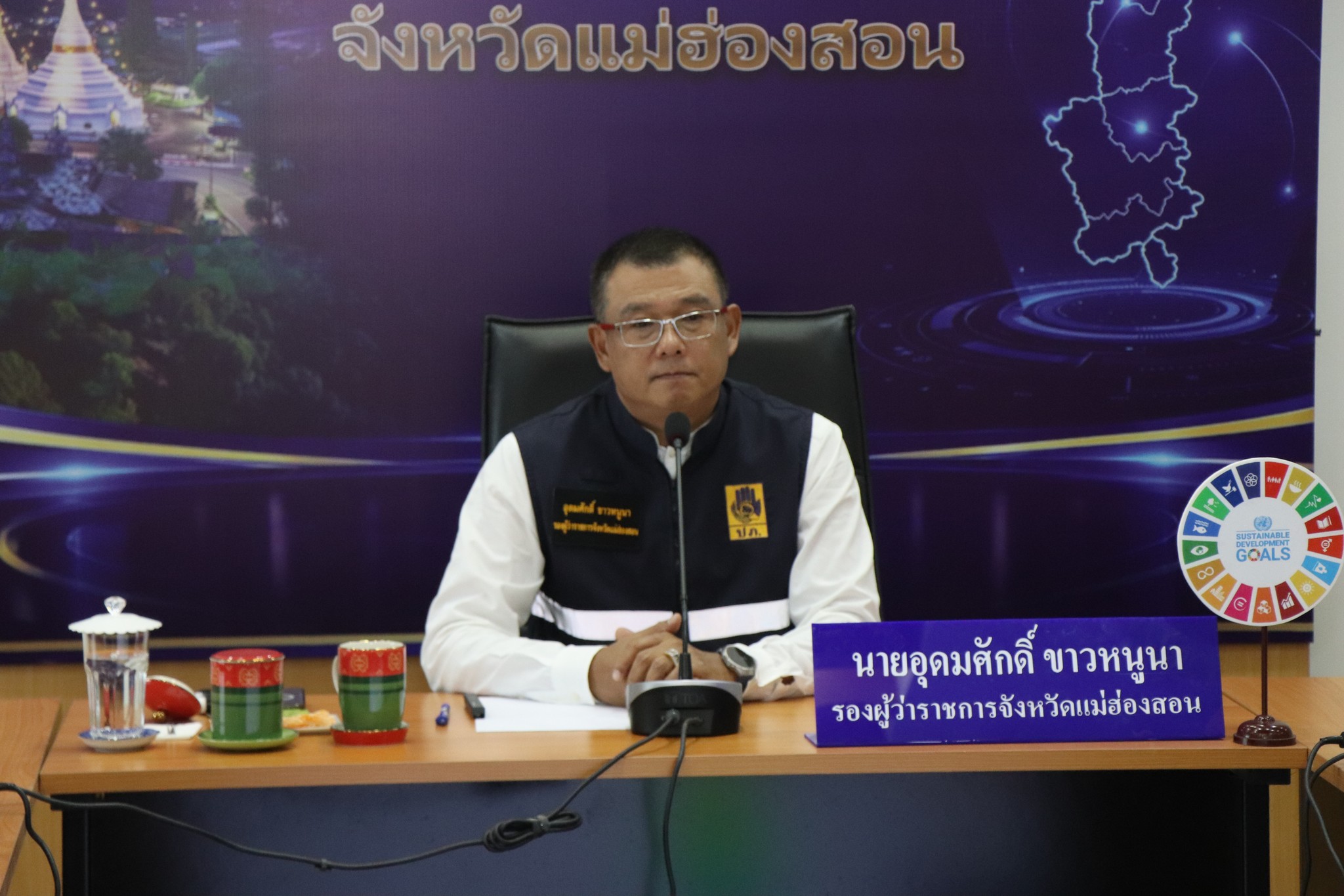 รองผู้ว่าราชการจังหวัดแม่ฮ่องสอน ให้เกียรติเป็นวิทยากรในการบรรยายระบบบัญชาการเหตุการณ์ Incident Command System : ICS ผ่านสื่ออิเล็กทรอนิกส์ เพื่อให้ความรู้ในโครงการเพิ่มประสิทธิภาพผู้ปฏิบัติงานด้านสาธารณภัย จังหวัดสุราษฎร์ธานี